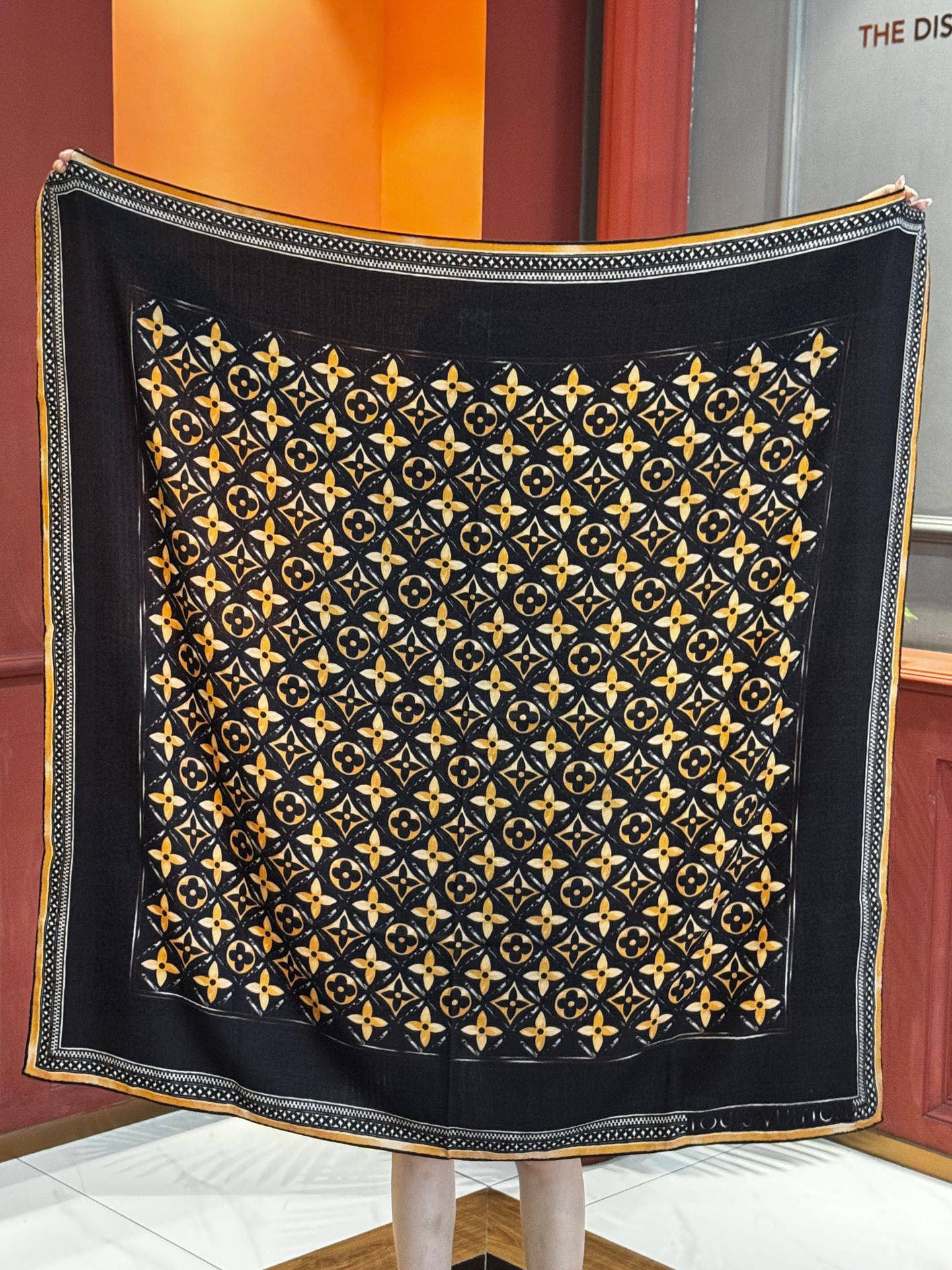 140顶级丝绒双面同色披肩30%真丝70%羊绒140*140方巾本款丝绒方巾以满溢艺术气息的设计诠释19