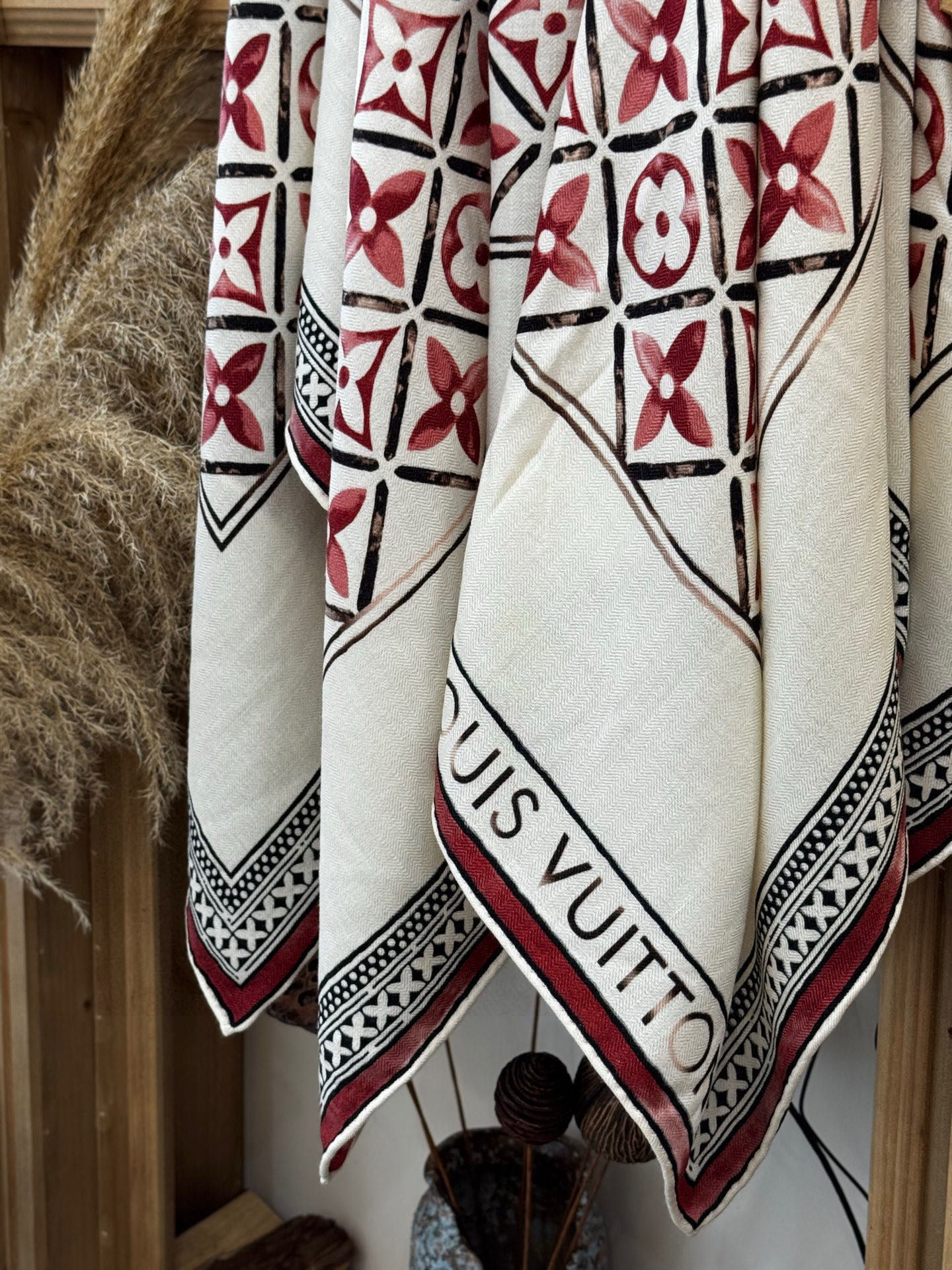 140顶级丝绒双面同色披肩30%真丝70%羊绒140*140方巾本款丝绒方巾以满溢艺术气息的设计诠释19