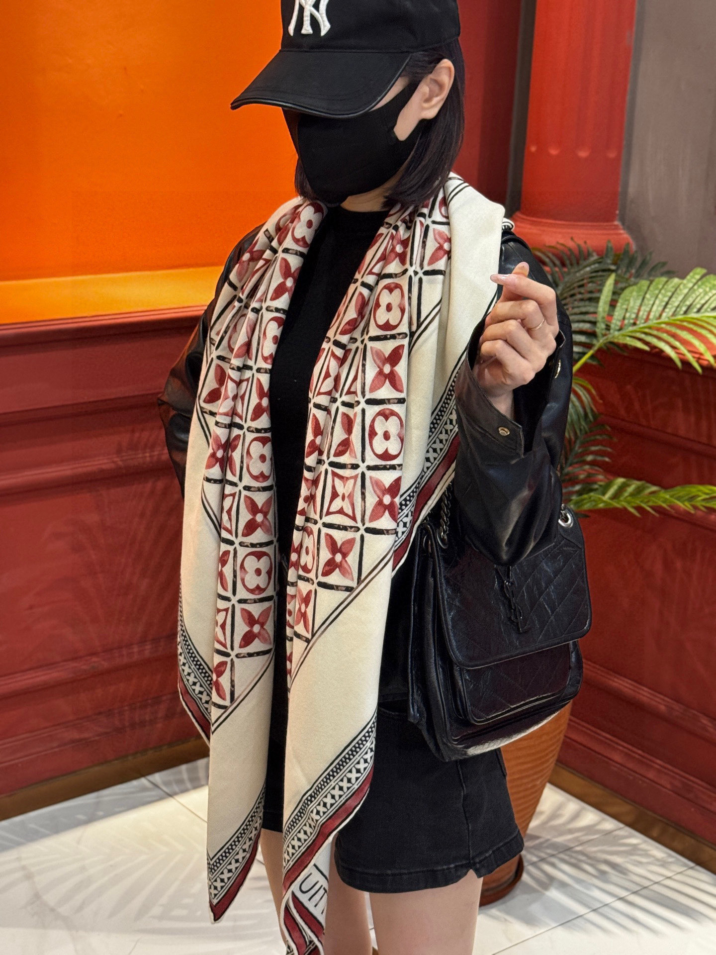 140顶级丝绒双面同色披肩30%真丝70%羊绒140*140方巾本款丝绒方巾以满溢艺术气息的设计诠释19