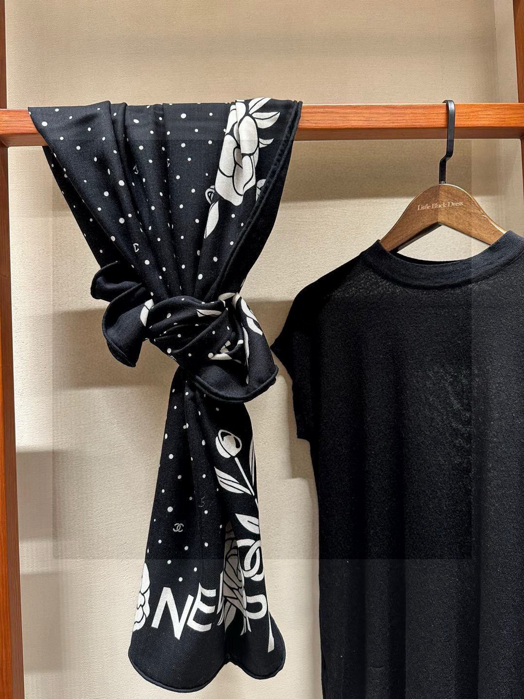 💟上新 ❤️ 𝐂𝐡𝐚𝐧𝐞𝐥 • ℕ𝕖𝕨《小香山茶花系列单品集》 黑色Size：140*140cm 丝绒双