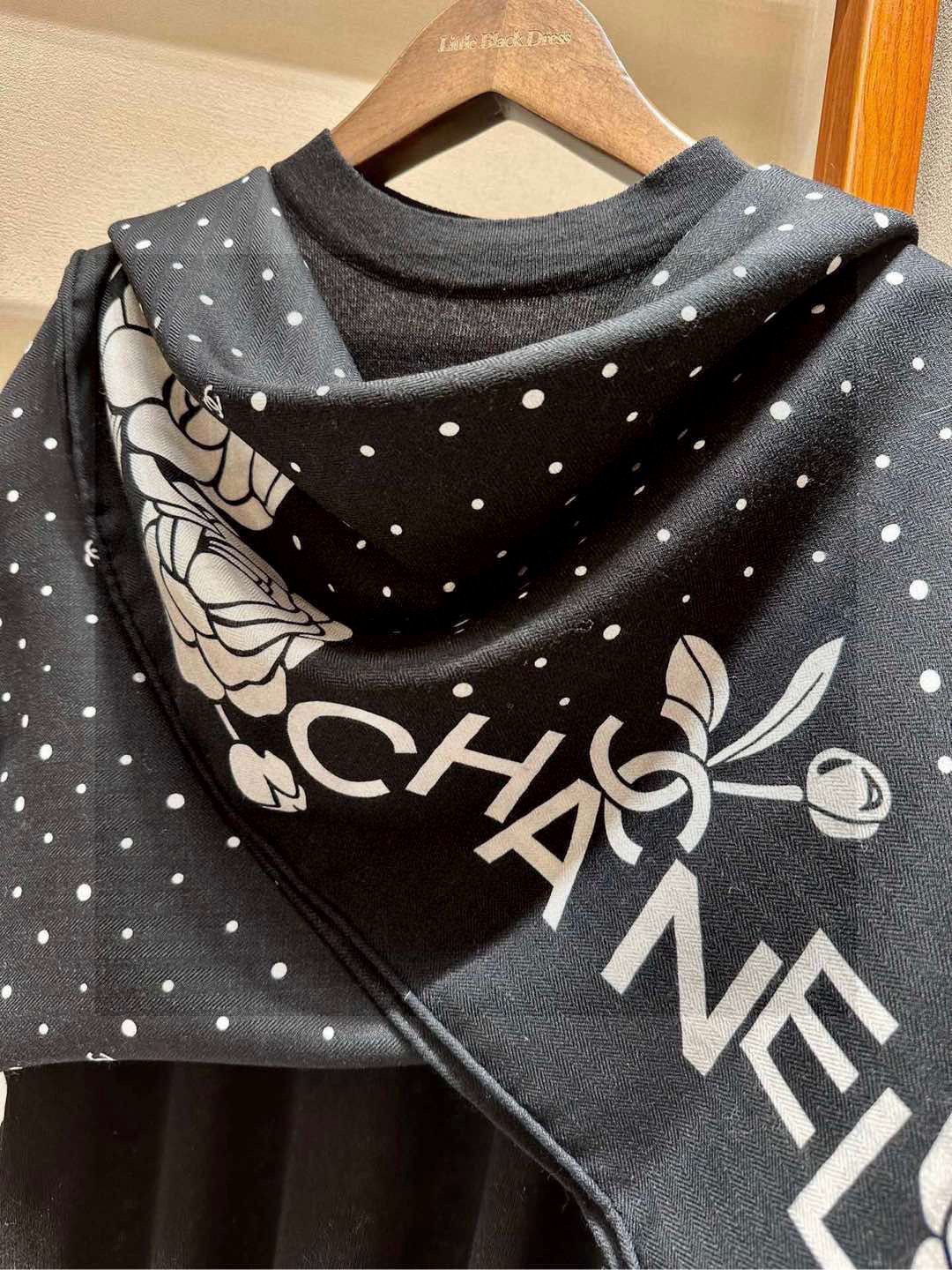 💟上新 ❤️ 𝐂𝐡𝐚𝐧𝐞𝐥 • ℕ𝕖𝕨《小香山茶花系列单品集》 黑色Size：140*140cm 丝绒双