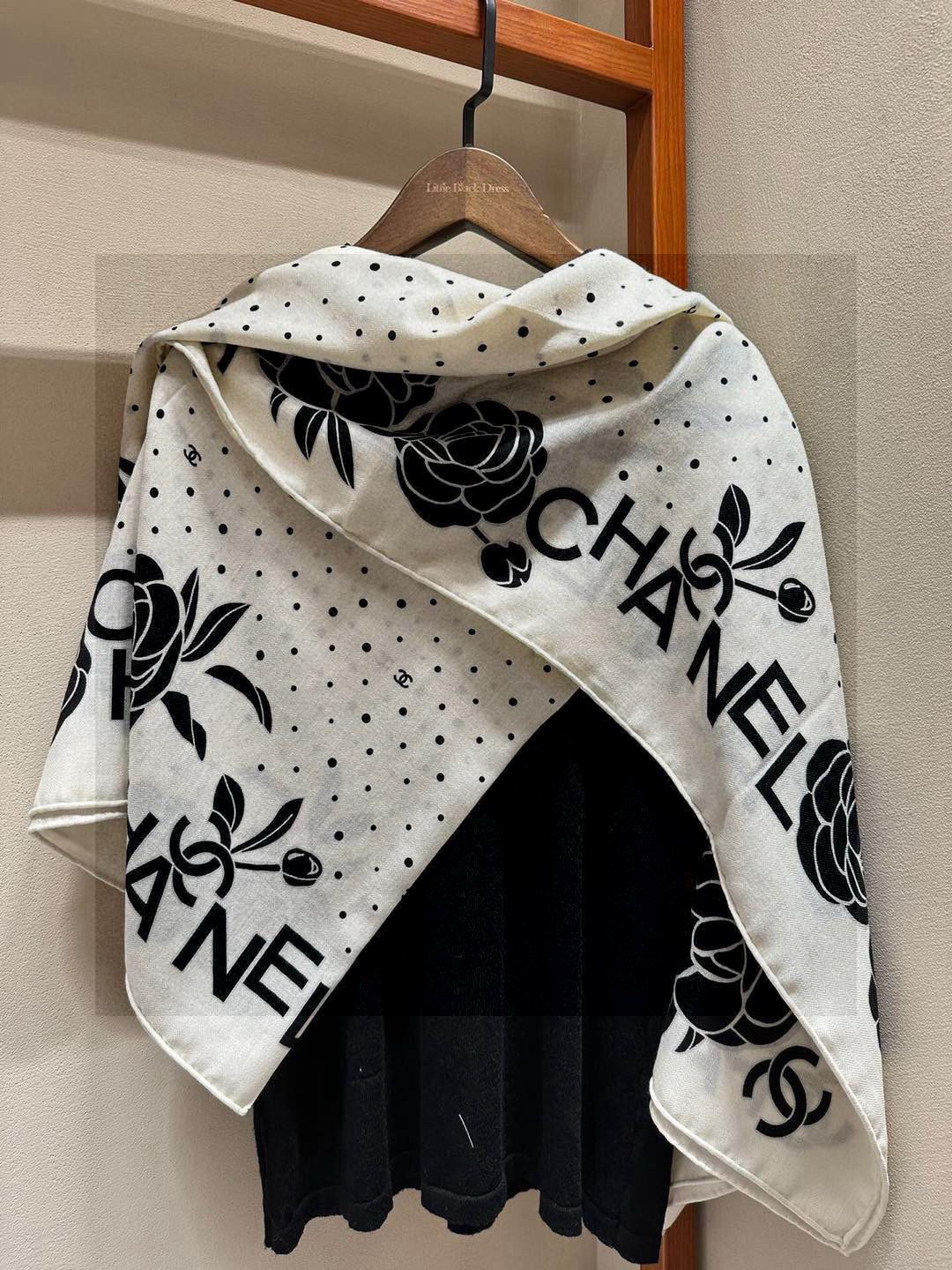 💟上新 ❤️ 𝐂𝐡𝐚𝐧𝐞𝐥 • ℕ𝕖𝕨《小香山茶花系列单品集》 黑色Size：140*140cm 丝绒双