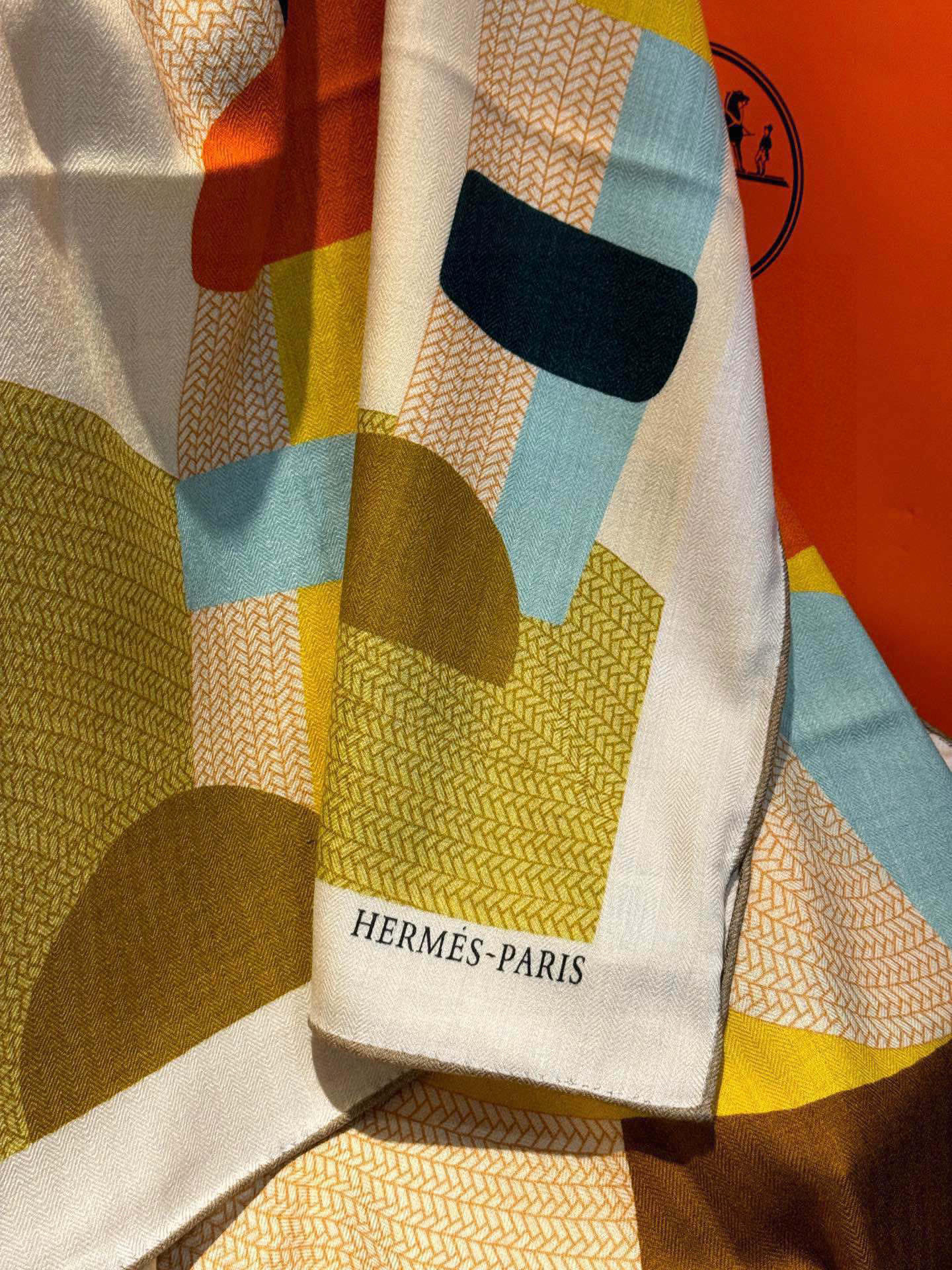 新款爱马仕小马跳跃，140*140cm，双面同色印花，高端的重磅丝羊绒面料，正反两面效果一样，70%羊绒