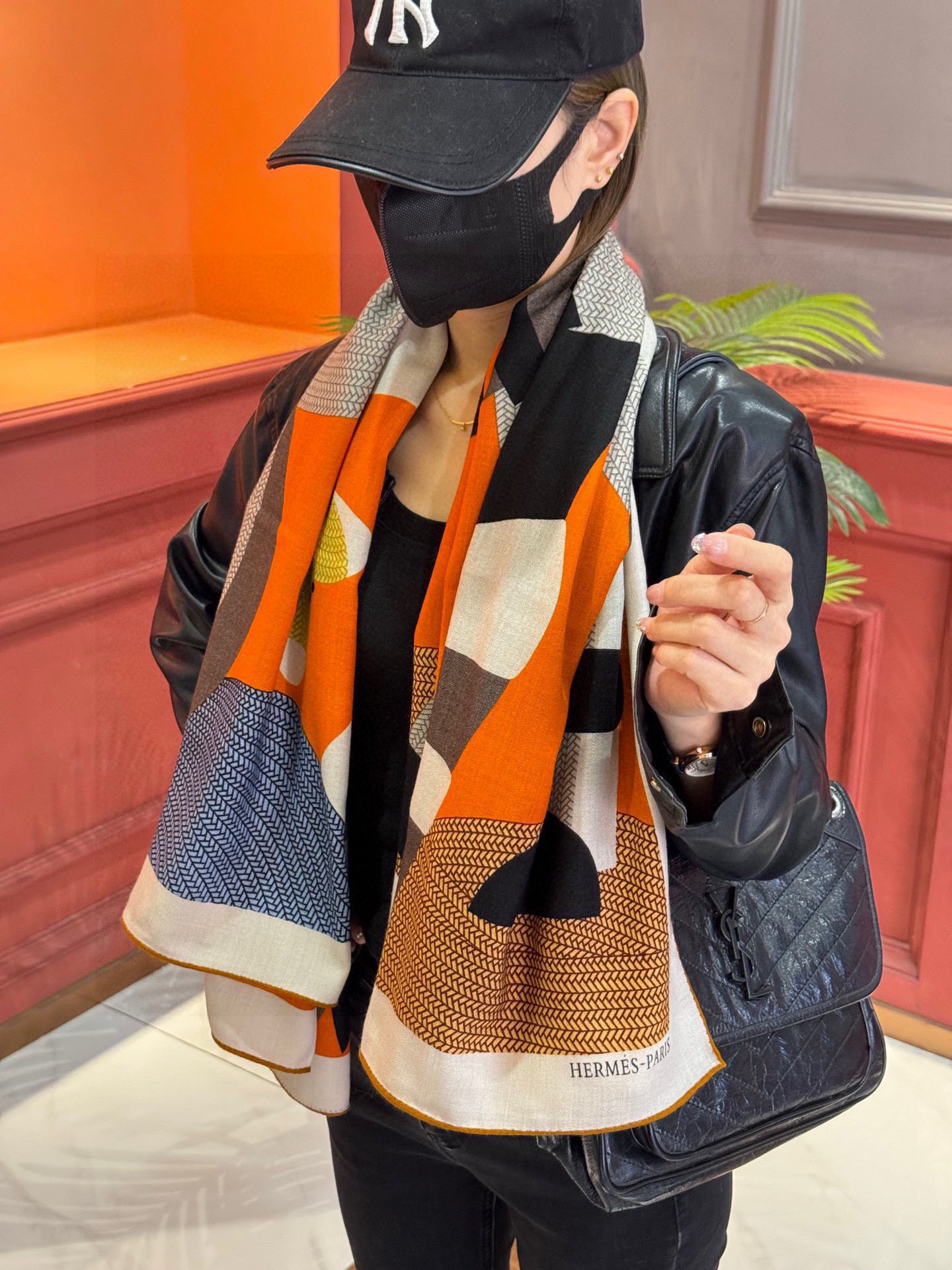 新款爱马仕小马跳跃，140*140cm，双面同色印花，高端的重磅丝羊绒面料，正反两面效果一样，70%羊绒