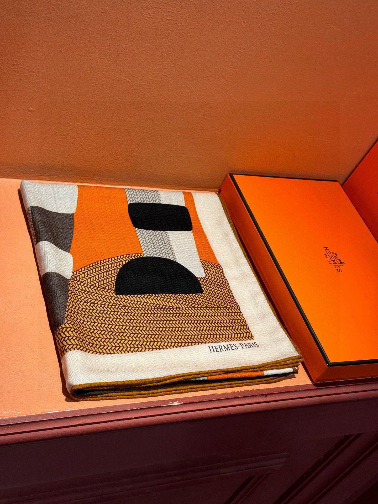 新款爱马仕小马跳跃，140*140cm，双面同色印花，高端的重磅丝羊绒面料，正反两面效果一样，70%羊绒