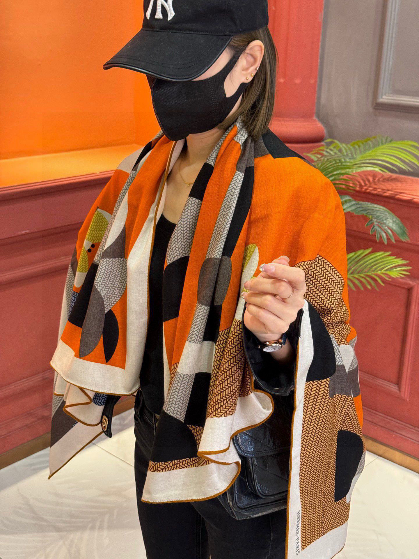 新款爱马仕小马跳跃，140*140cm，双面同色印花，高端的重磅丝羊绒面料，正反两面效果一样，70%羊绒