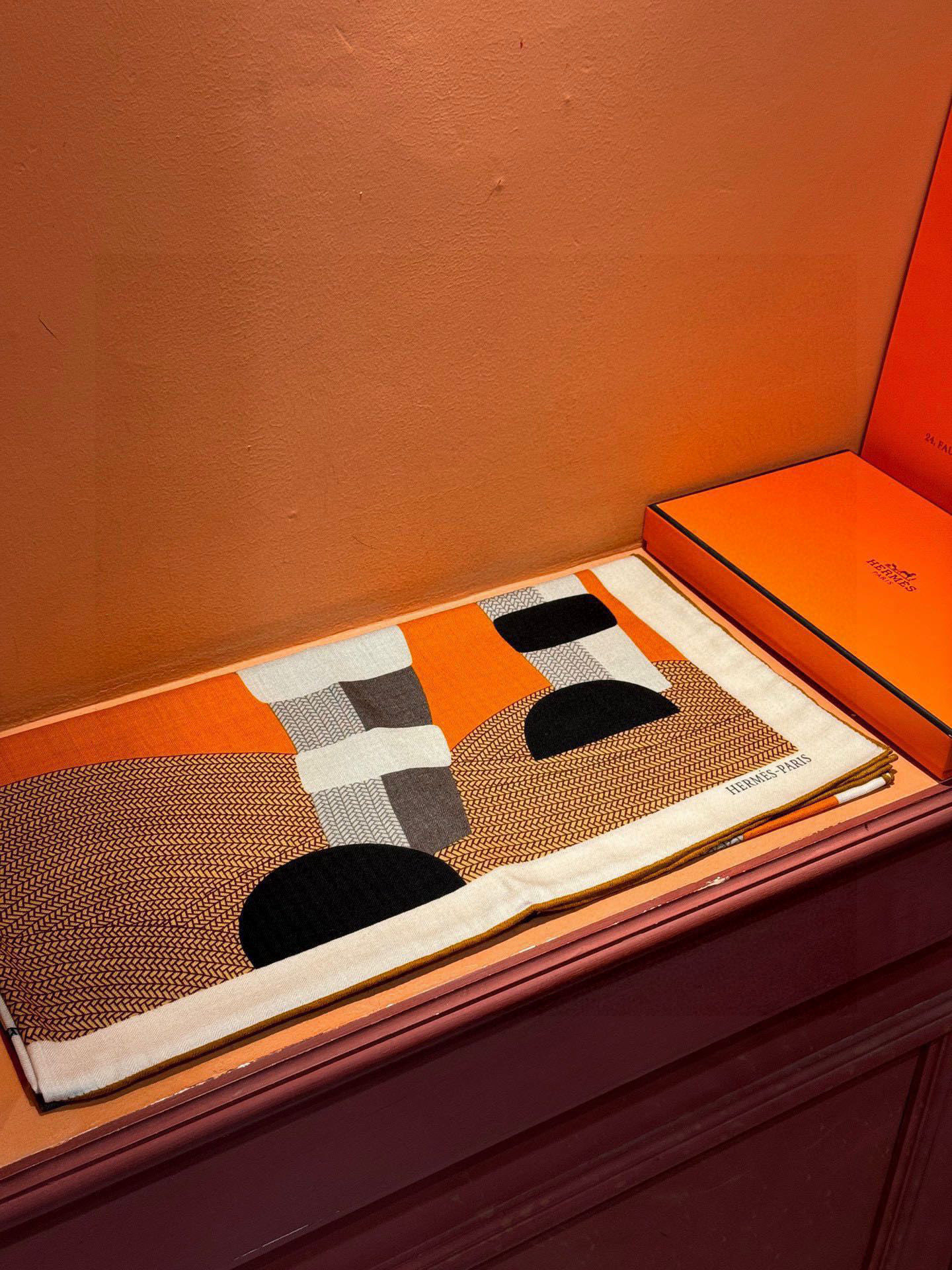 新款爱马仕小马跳跃，140*140cm，双面同色印花，高端的重磅丝羊绒面料，正反两面效果一样，70%羊绒