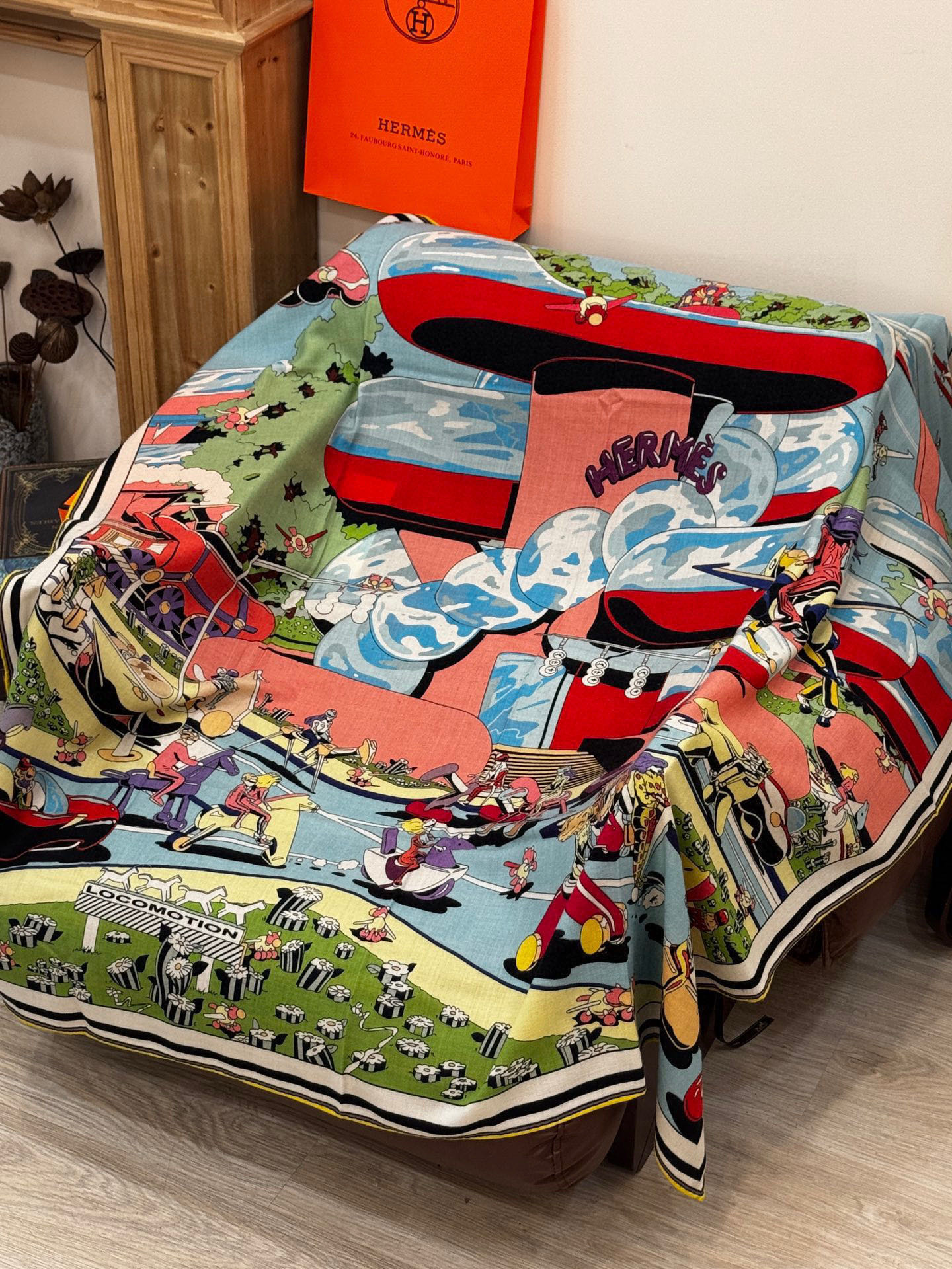 H，目前最热门的 “超现实爱马仕枢纽” 风靡全宇宙，听名字就充斥着未来空间♥️艺术品一样的存在，会绝版的