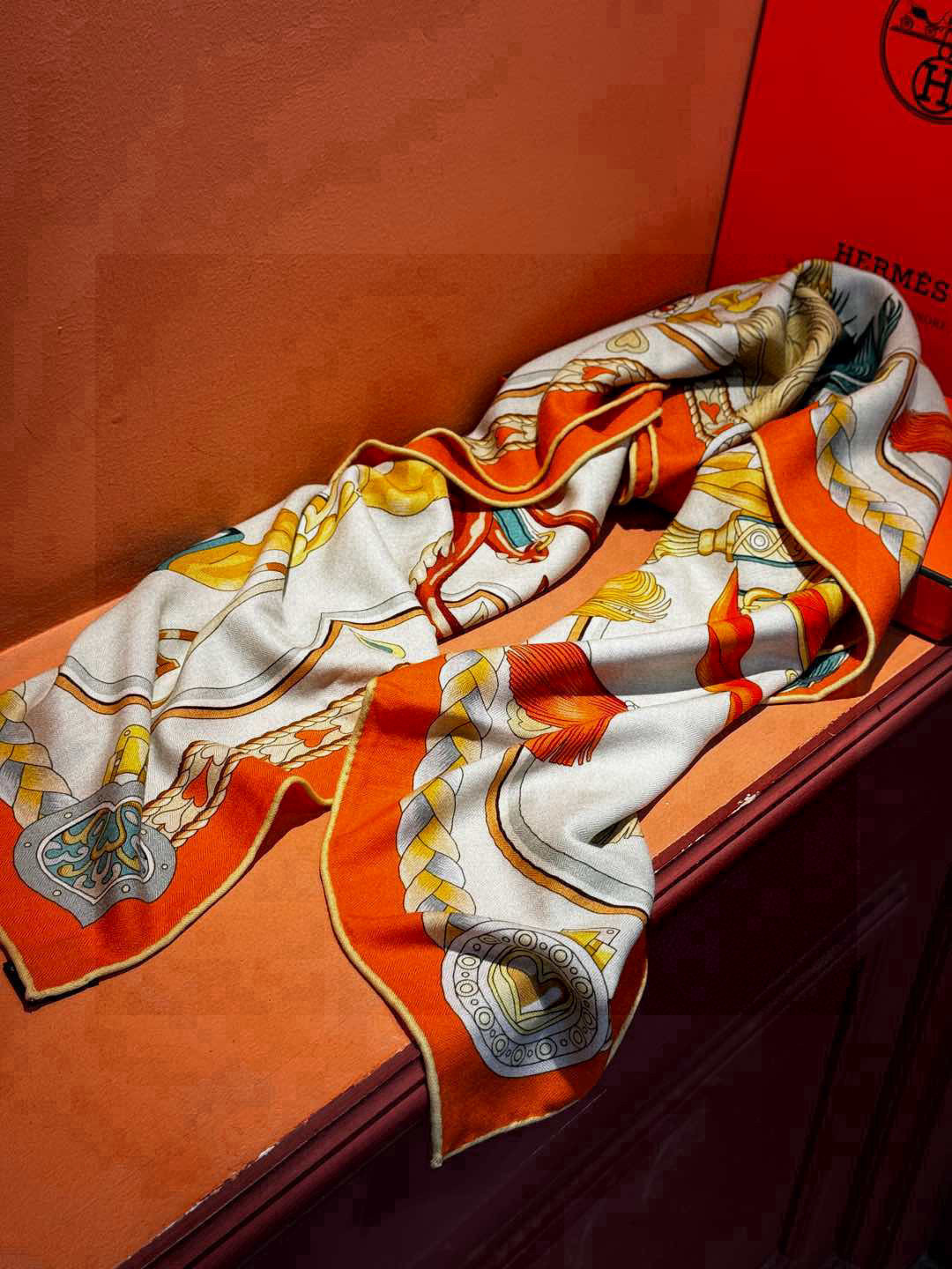 【双面同色】原单爱马仕140cm丝绒方巾💕 甜蜜的鞍具，装饰家芳登和佩西耶设计的一款餐盘增添骑士般的浪漫