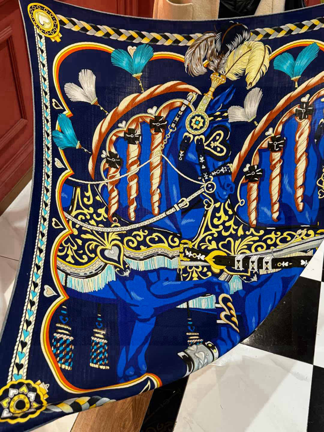 【双面同色】原单爱马仕140cm丝绒方巾💕 甜蜜的鞍具，装饰家芳登和佩西耶设计的一款餐盘增添骑士般的浪漫