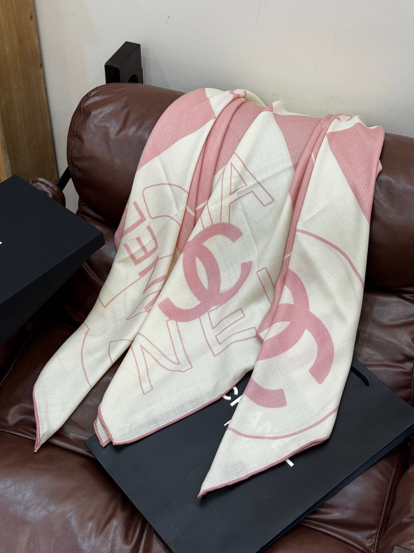 Chanel 25s秋冬新品～【140顶级丝毛双面同色披肩】25s 秋冬披肩设计真的好有突破粉色米色格优