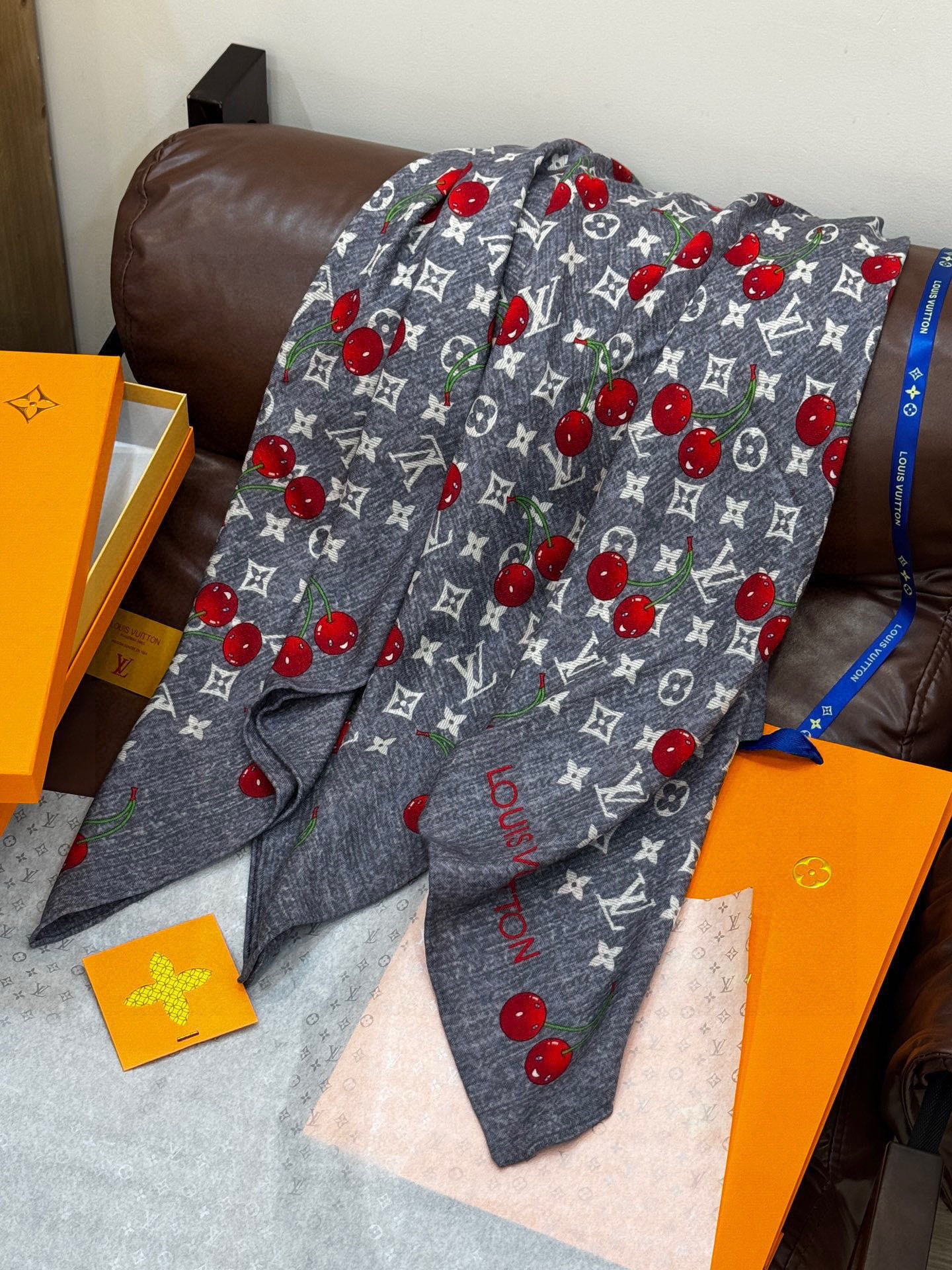 LV X TM MONOGRAMCERISE 140丝毛方巾【140双面丝毛同色】LV × TM Mon