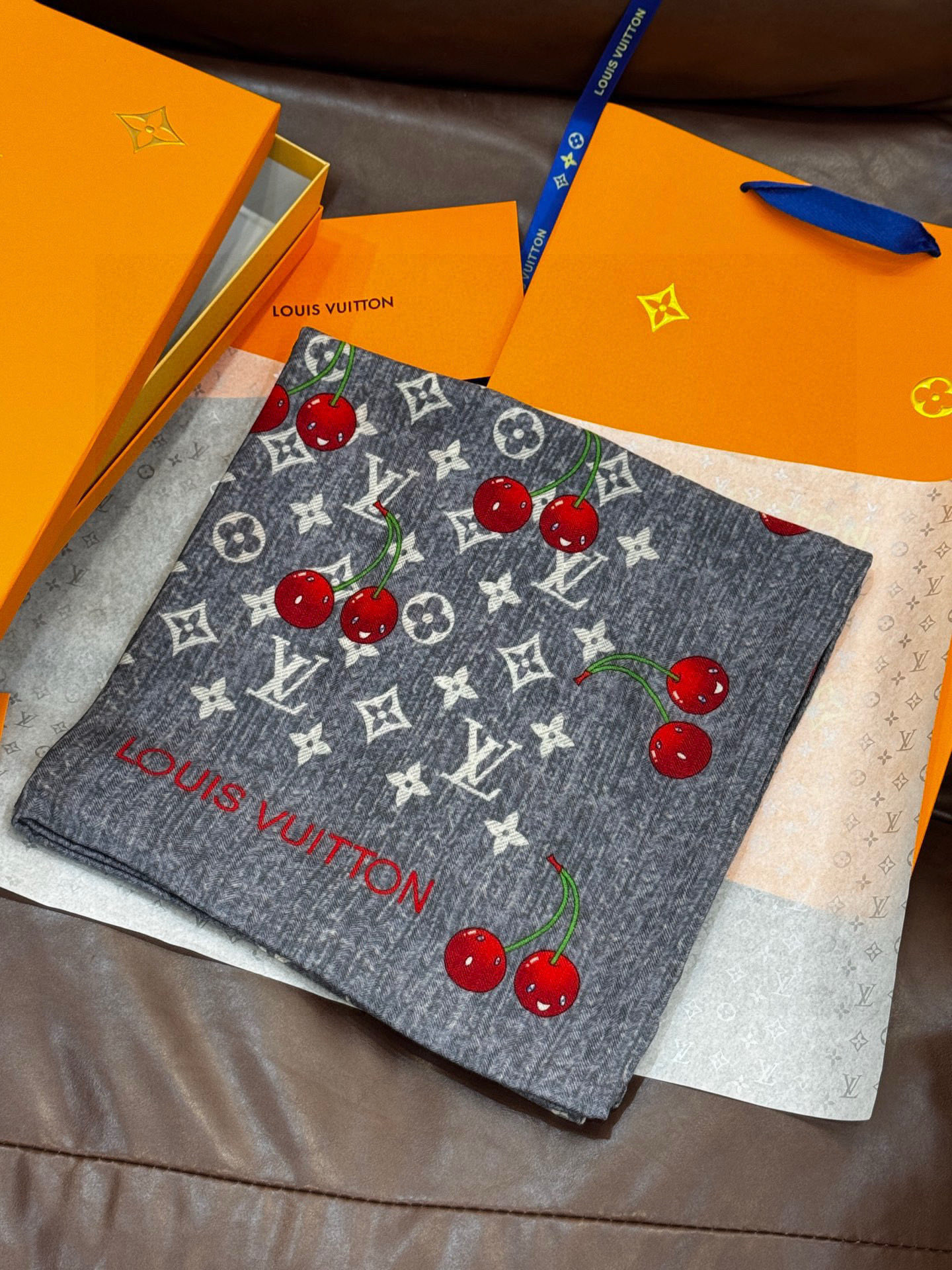 LV X TM MONOGRAMCERISE 140丝毛方巾【140双面丝毛同色】LV × TM Mon