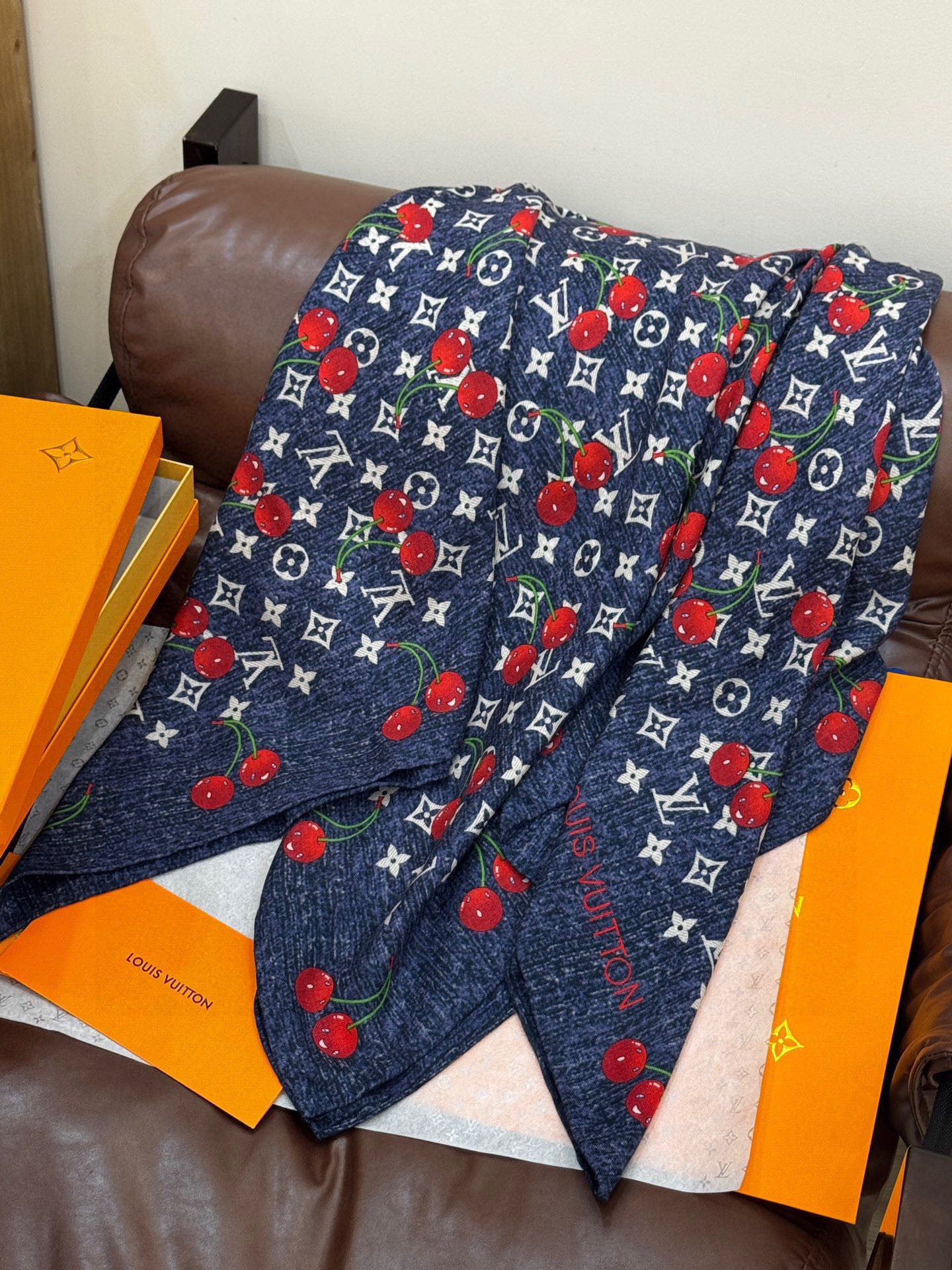 LV X TM MONOGRAMCERISE 140丝毛方巾【140双面丝毛同色】LV × TM Mon