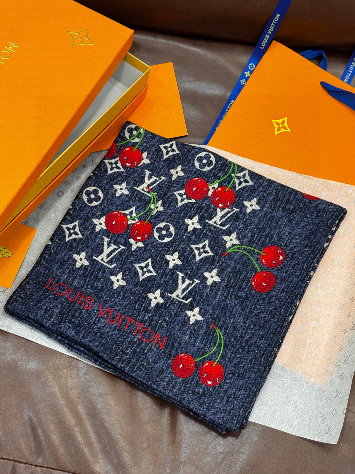 LV X TM MONOGRAMCERISE 140丝毛方巾【140双面丝毛同色】LV × TM Mon