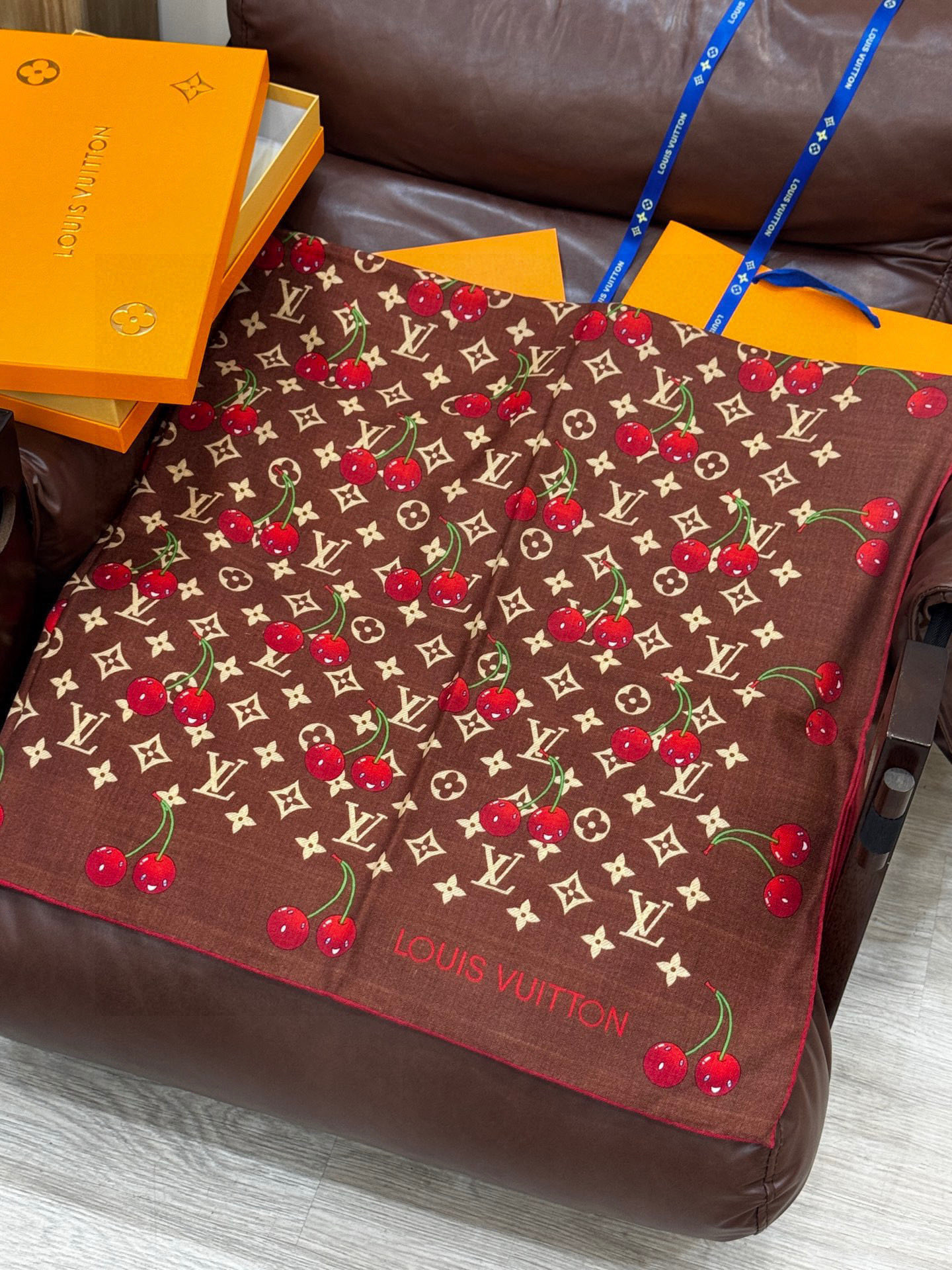 LV X TM MONOGRAMCERISE 140丝毛方巾【140双面丝毛同色】LV × TM Mon
