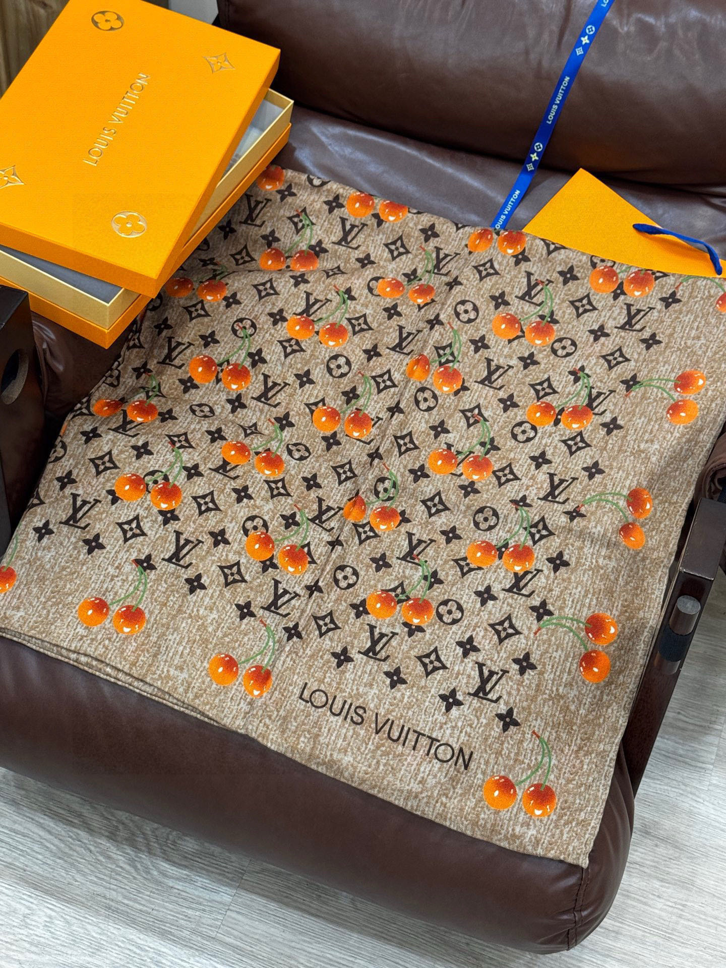 LV X TM MONOGRAMCERISE 140丝毛方巾【140双面丝毛同色】LV × TM Mon