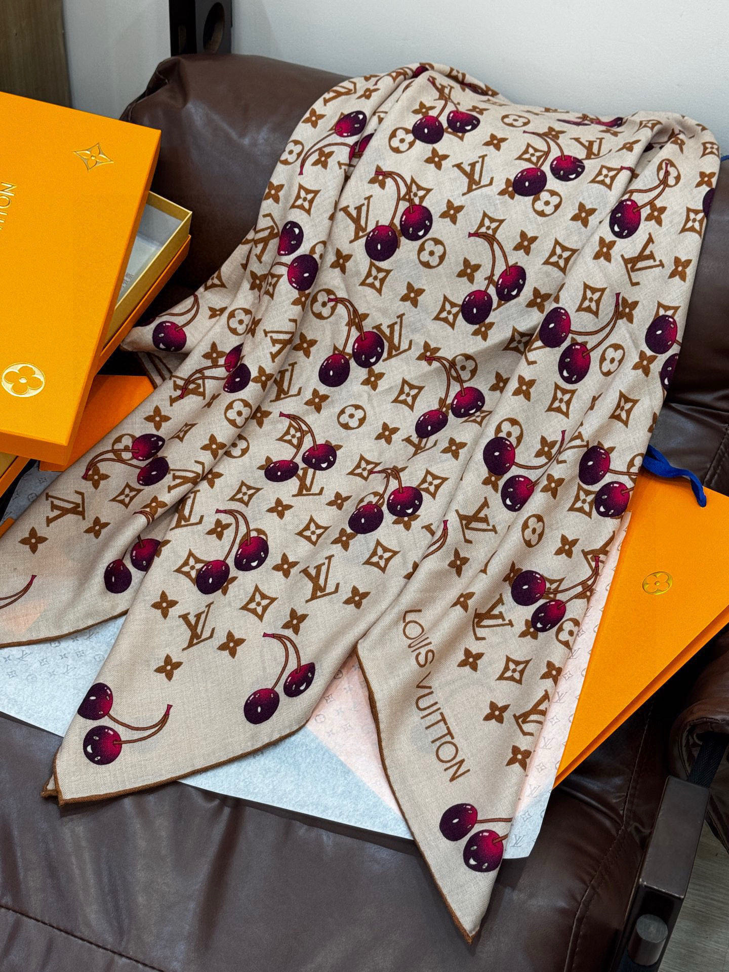 LV X TM MONOGRAMCERISE 140丝毛方巾【140双面丝毛同色】LV × TM Mon