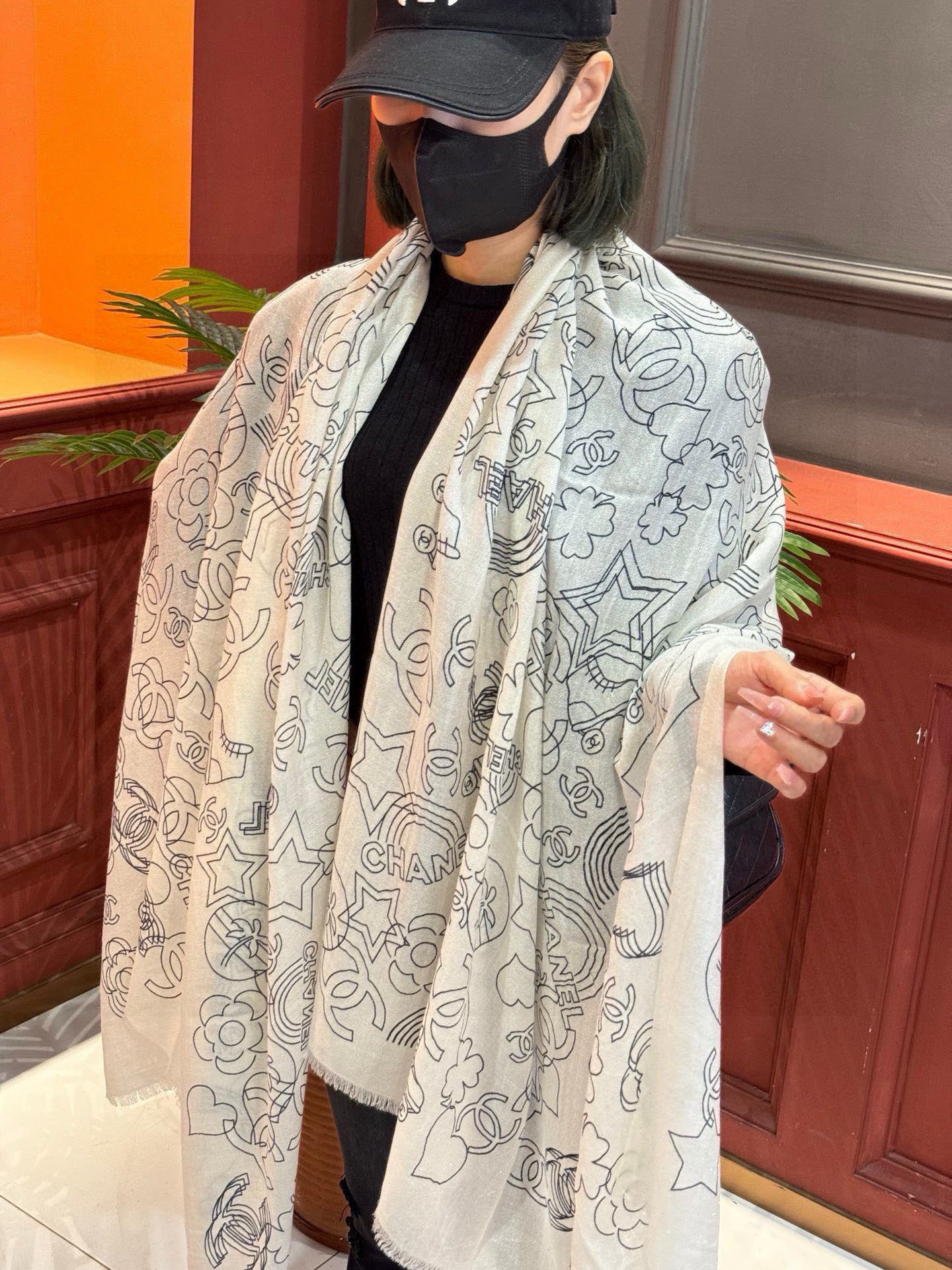 上新🌟 会发光发亮的围巾 💄💋新款客供银线💖羊绒面料长巾 😘美翻了[流泪]【小香银线图标】，御用殿堂级极