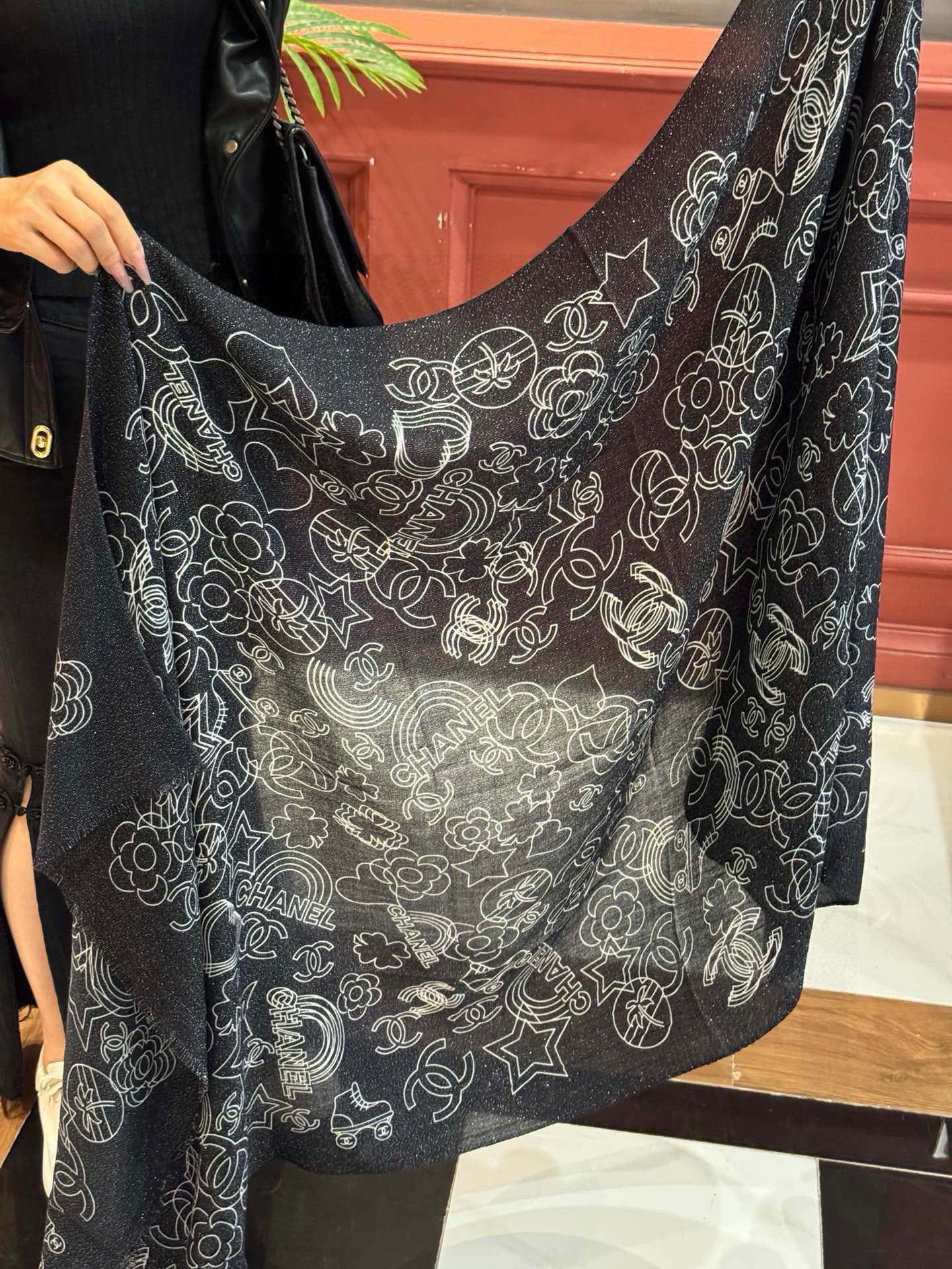 上新🌟 会发光发亮的围巾 💄💋新款客供银线💖羊绒面料长巾 😘美翻了[流泪]【小香银线图标】，御用殿堂级极