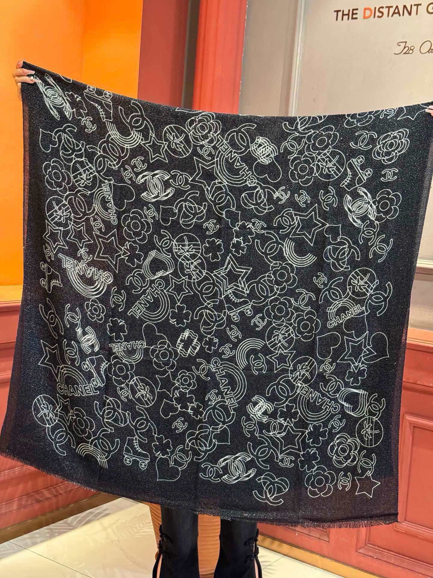 上新🌟 会发光发亮的围巾 💄💋新款客供银线💖羊绒面料长巾 😘美翻了[流泪]【小香银线图标】，御用殿堂级极