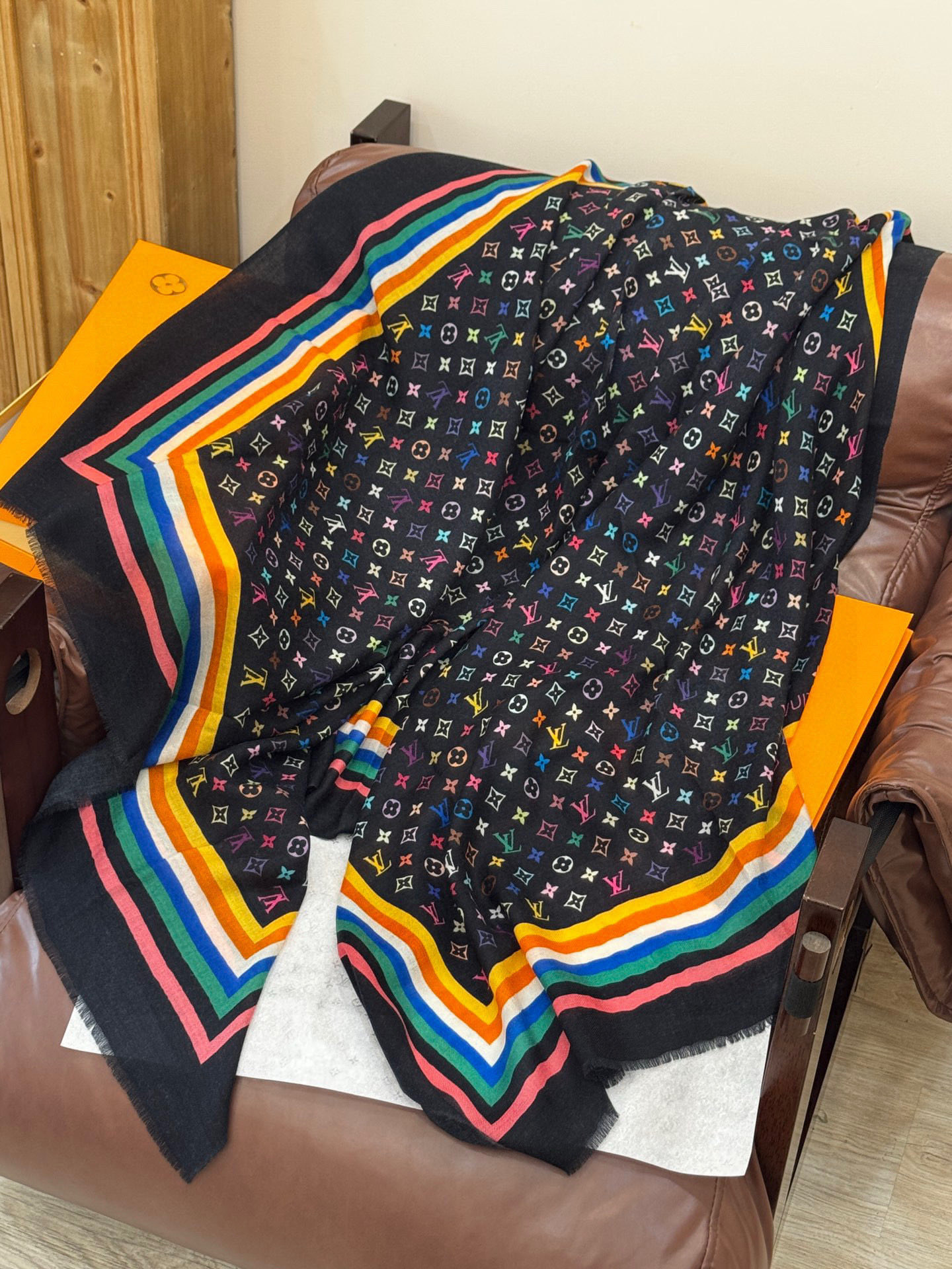 💟25年Iv最火的村上隆三彩羊绒长巾出货了！也可做装裱画，绝美无比，尽显时尚高端大气奢华风格！年度最佳爆