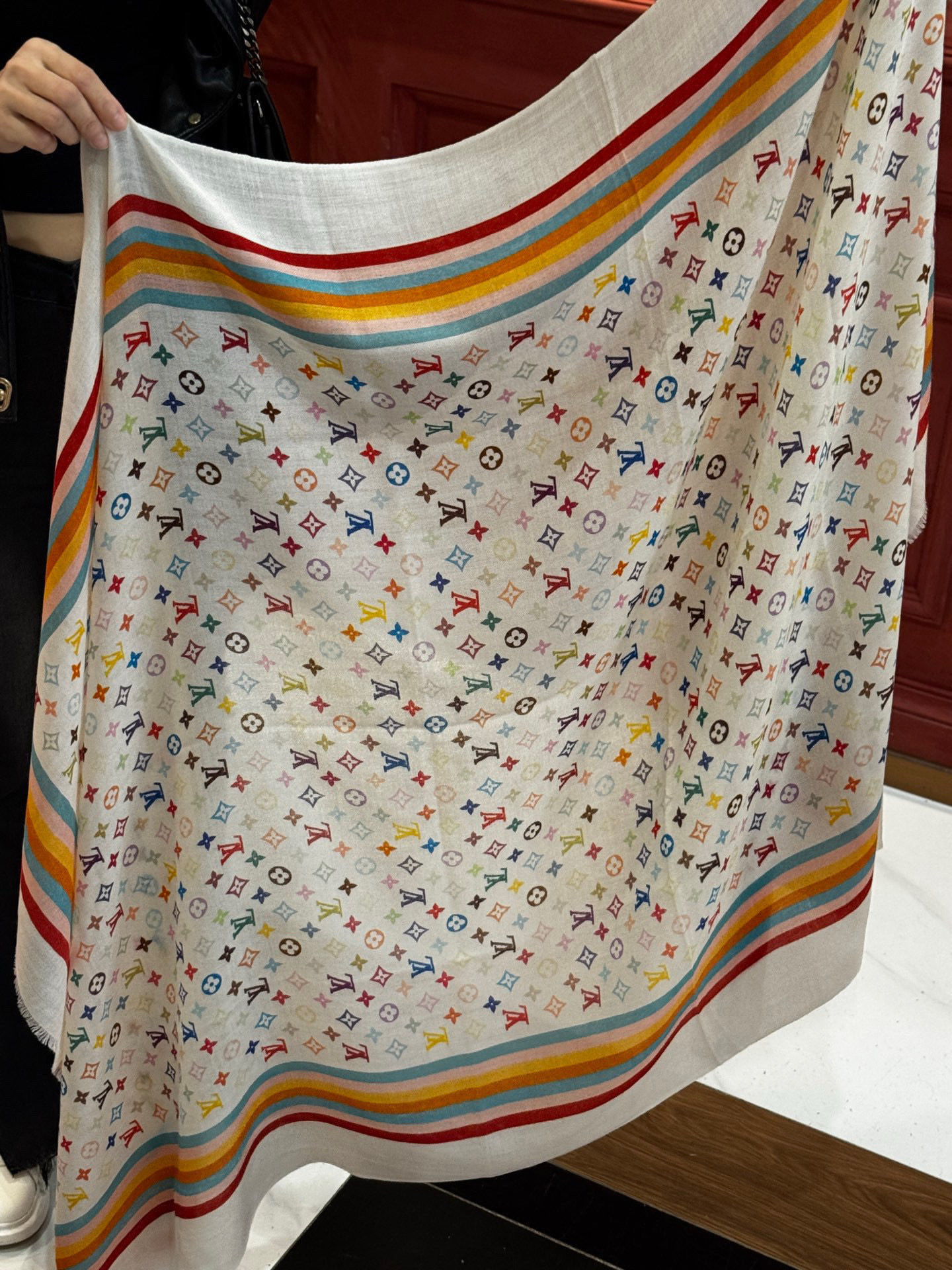 💟25年Iv最火的村上隆三彩羊绒长巾出货了！也可做装裱画，绝美无比，尽显时尚高端大气奢华风格！年度最佳爆