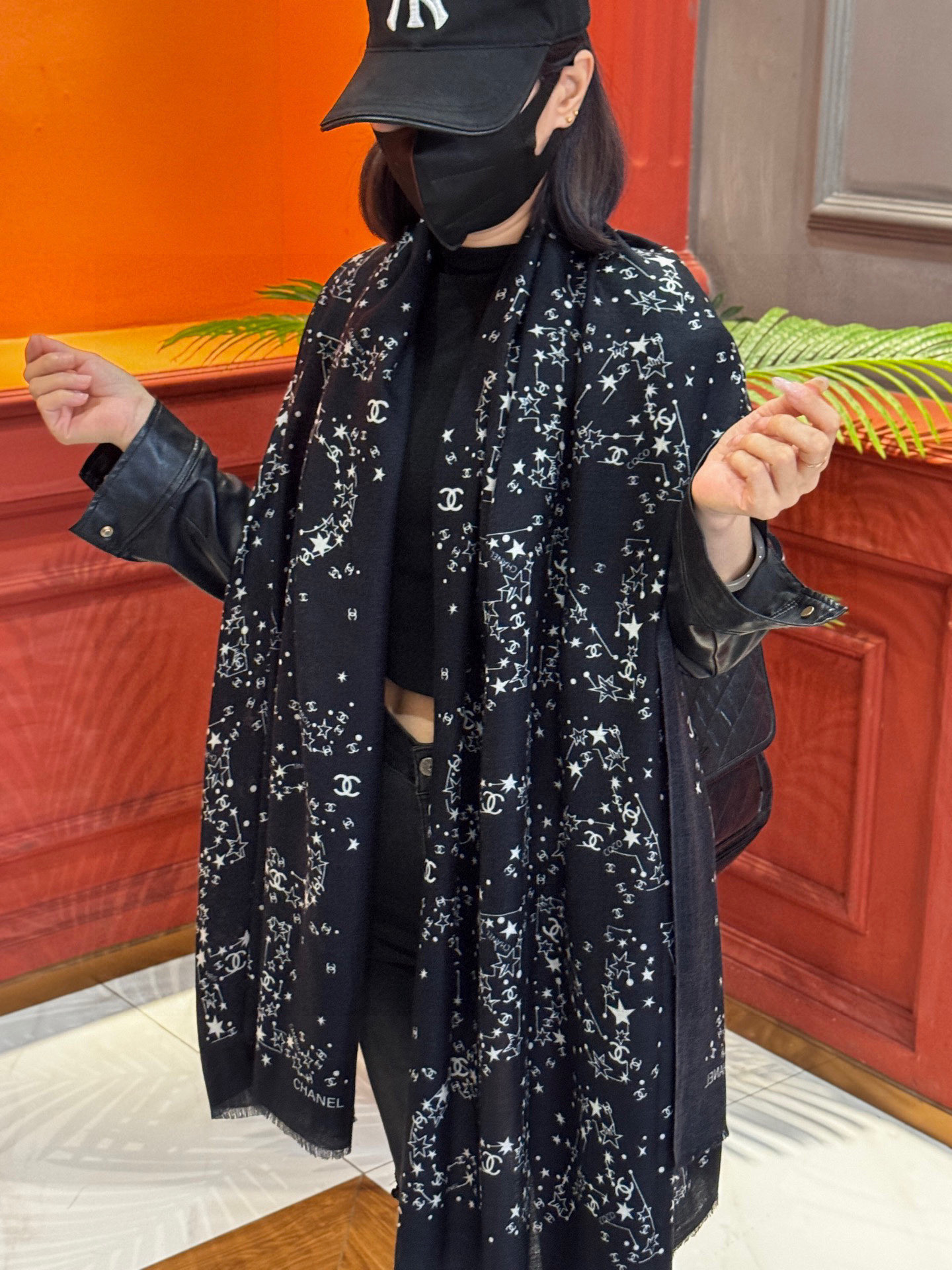 💟CHANEL香奈儿经典元素设计优雅大方，绕在颈间超级完美💋💋简直人间的尤物😍 专柜品质[玫瑰]长巾10