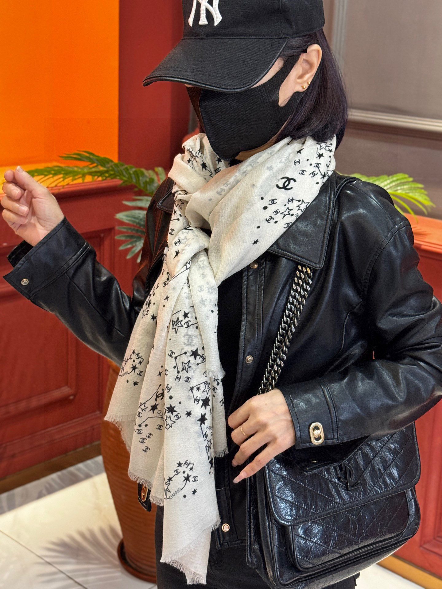 💟CHANEL香奈儿经典元素设计优雅大方，绕在颈间超级完美💋💋简直人间的尤物😍 专柜品质[玫瑰]长巾10