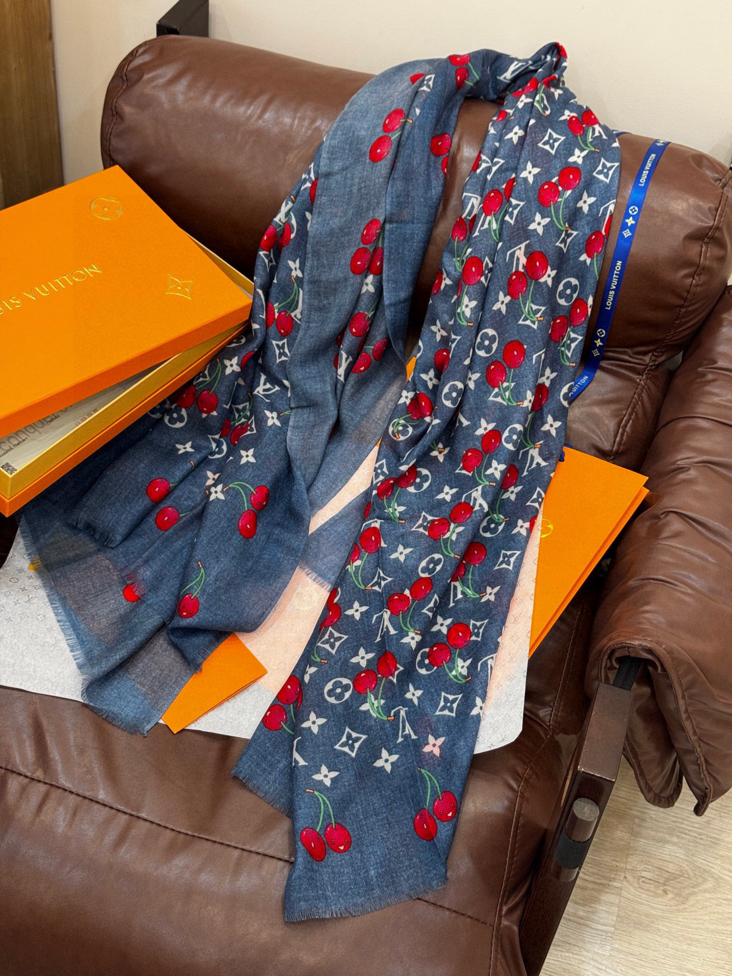 上新💕 🔥新款樱桃LV羊绒方巾 LV x TM Monogram Cerise 出自路易威登 x 村上隆