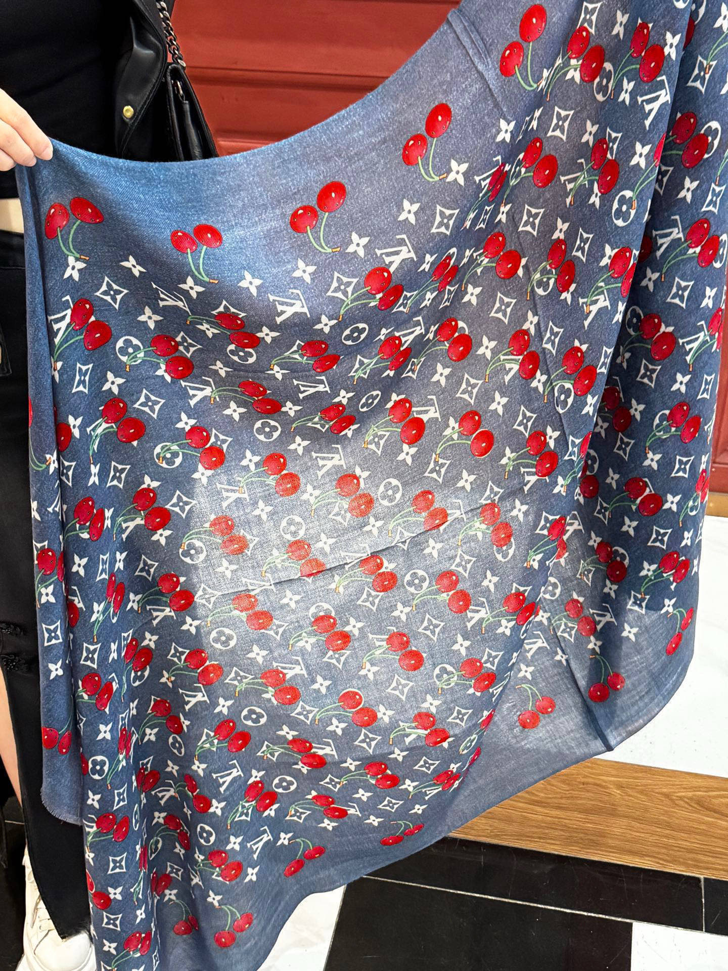 上新💕 🔥新款樱桃LV羊绒方巾 LV x TM Monogram Cerise 出自路易威登 x 村上隆