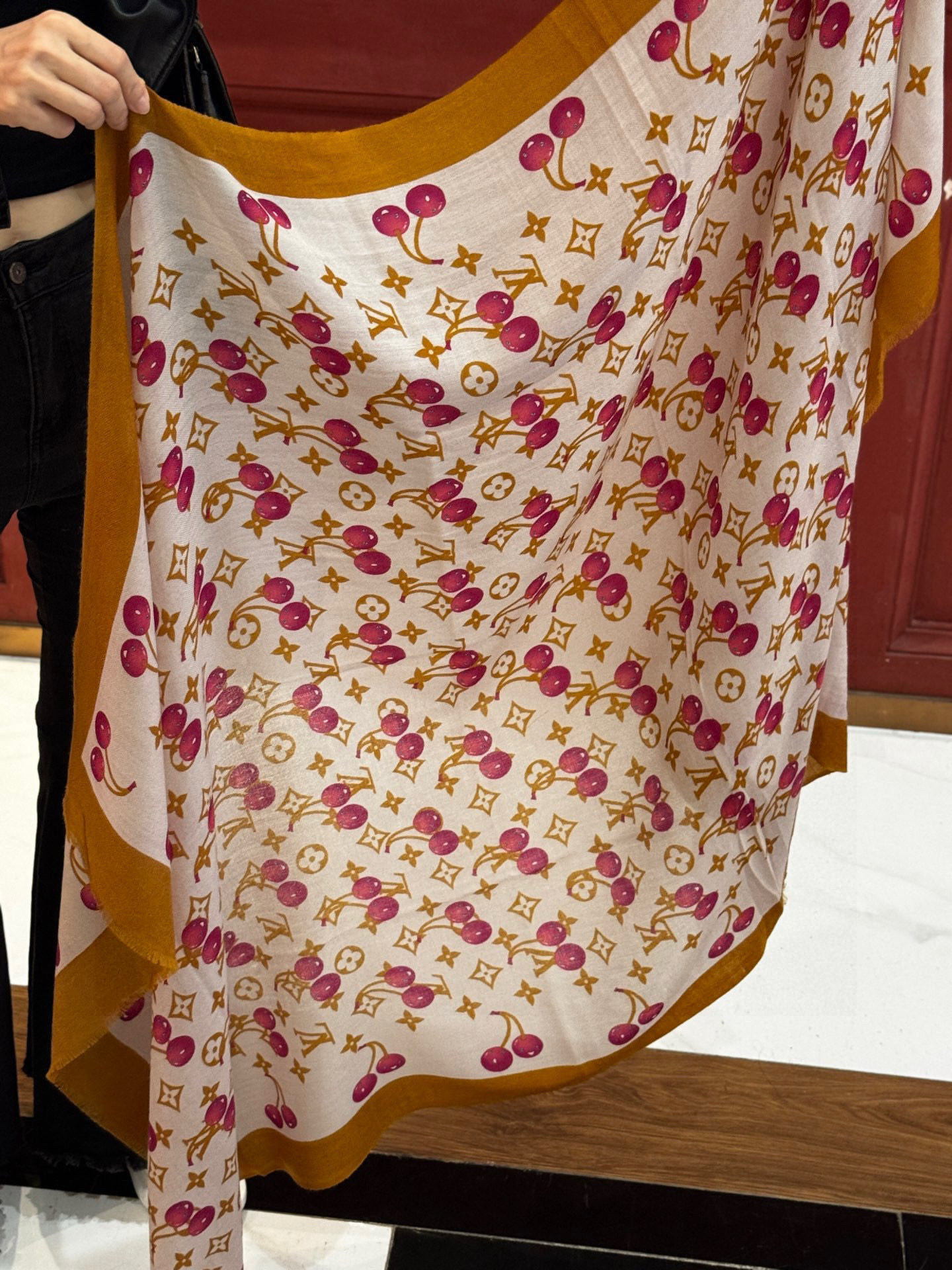 上新💕 🔥新款樱桃LV羊绒方巾 LV x TM Monogram Cerise 出自路易威登 x 村上隆