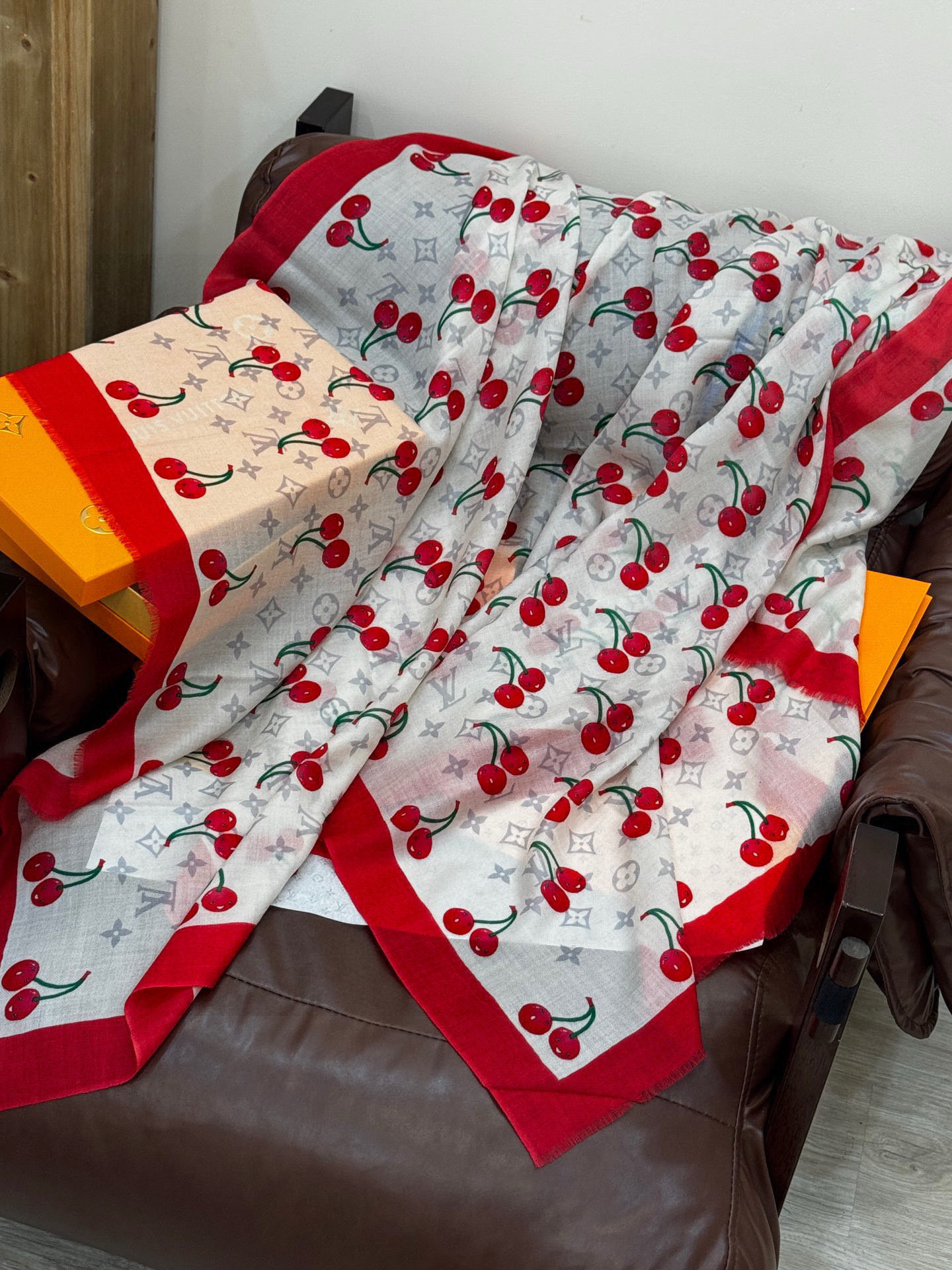 上新💕 🔥新款樱桃LV羊绒方巾 LV x TM Monogram Cerise 出自路易威登 x 村上隆