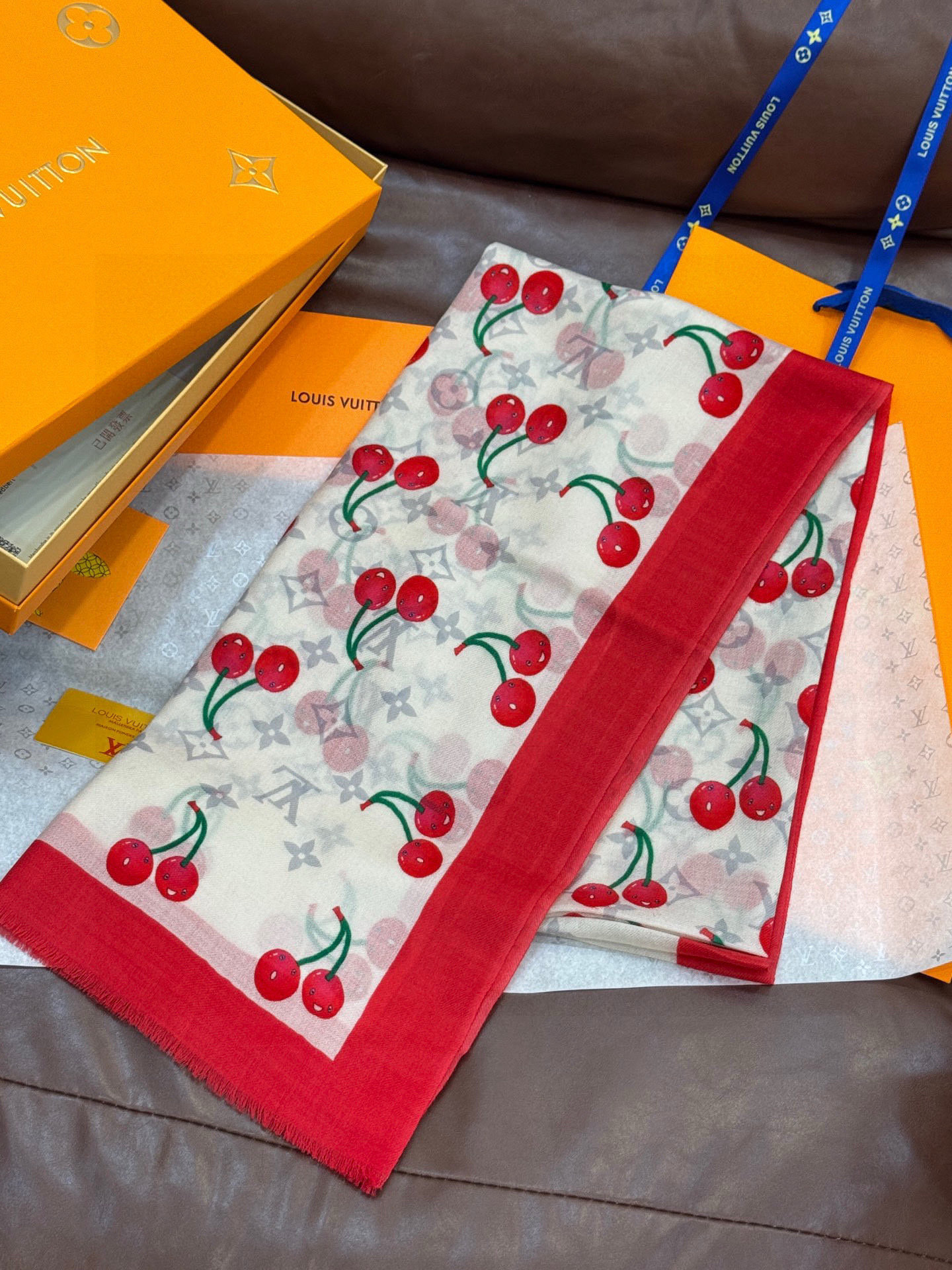上新💕 🔥新款樱桃LV羊绒方巾 LV x TM Monogram Cerise 出自路易威登 x 村上隆