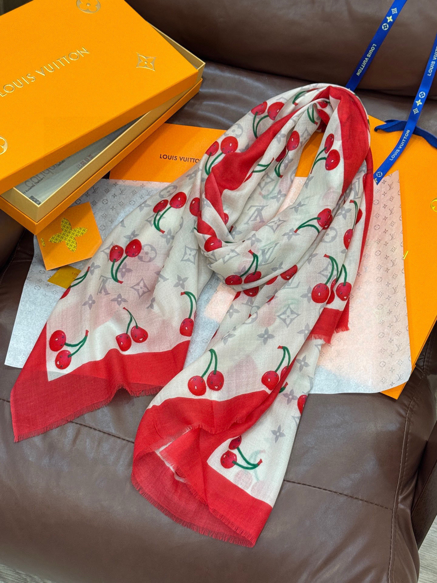 上新💕 🔥新款樱桃LV羊绒方巾 LV x TM Monogram Cerise 出自路易威登 x 村上隆