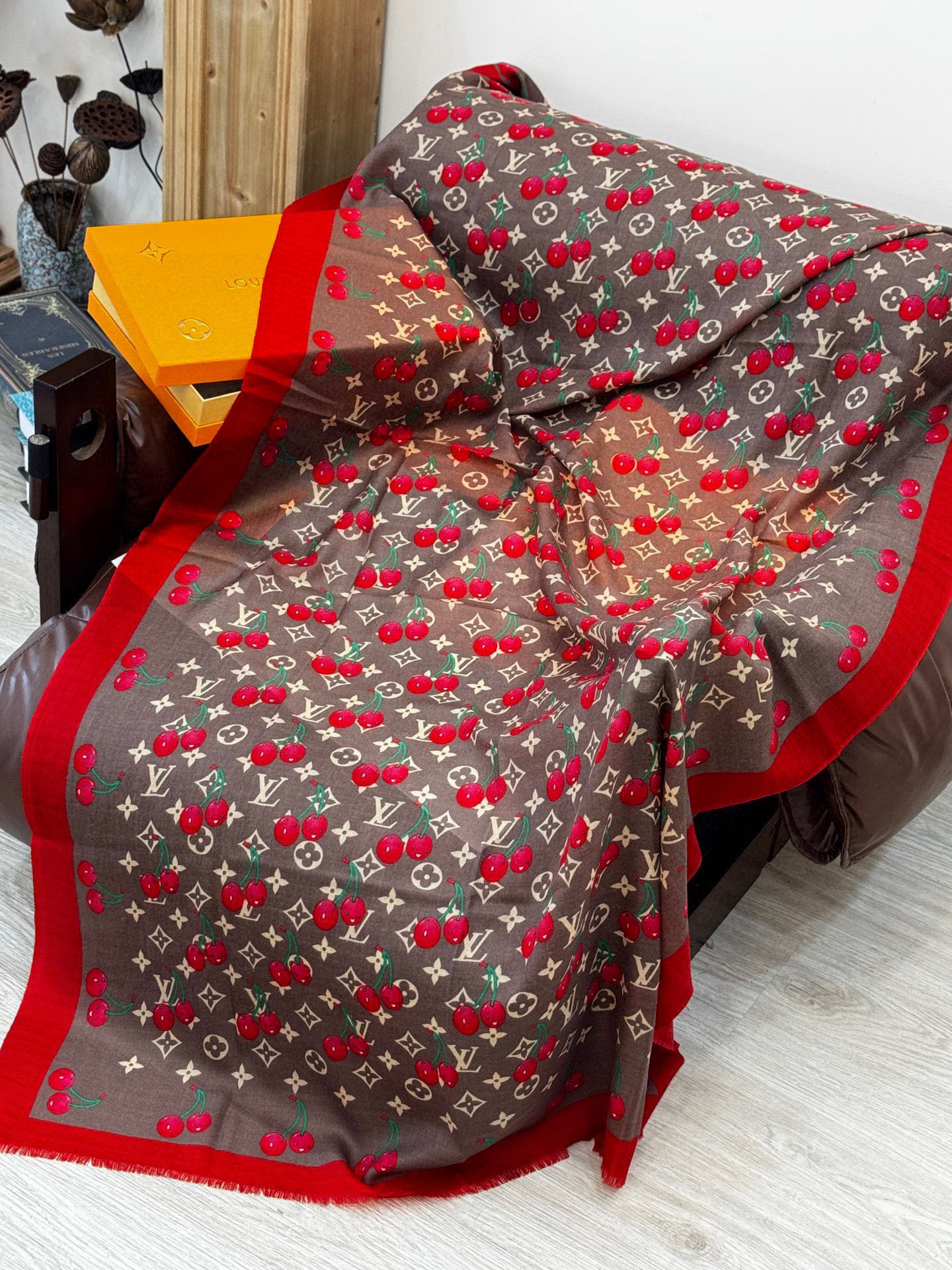 上新💕 🔥新款樱桃LV羊绒方巾 LV x TM Monogram Cerise 出自路易威登 x 村上隆