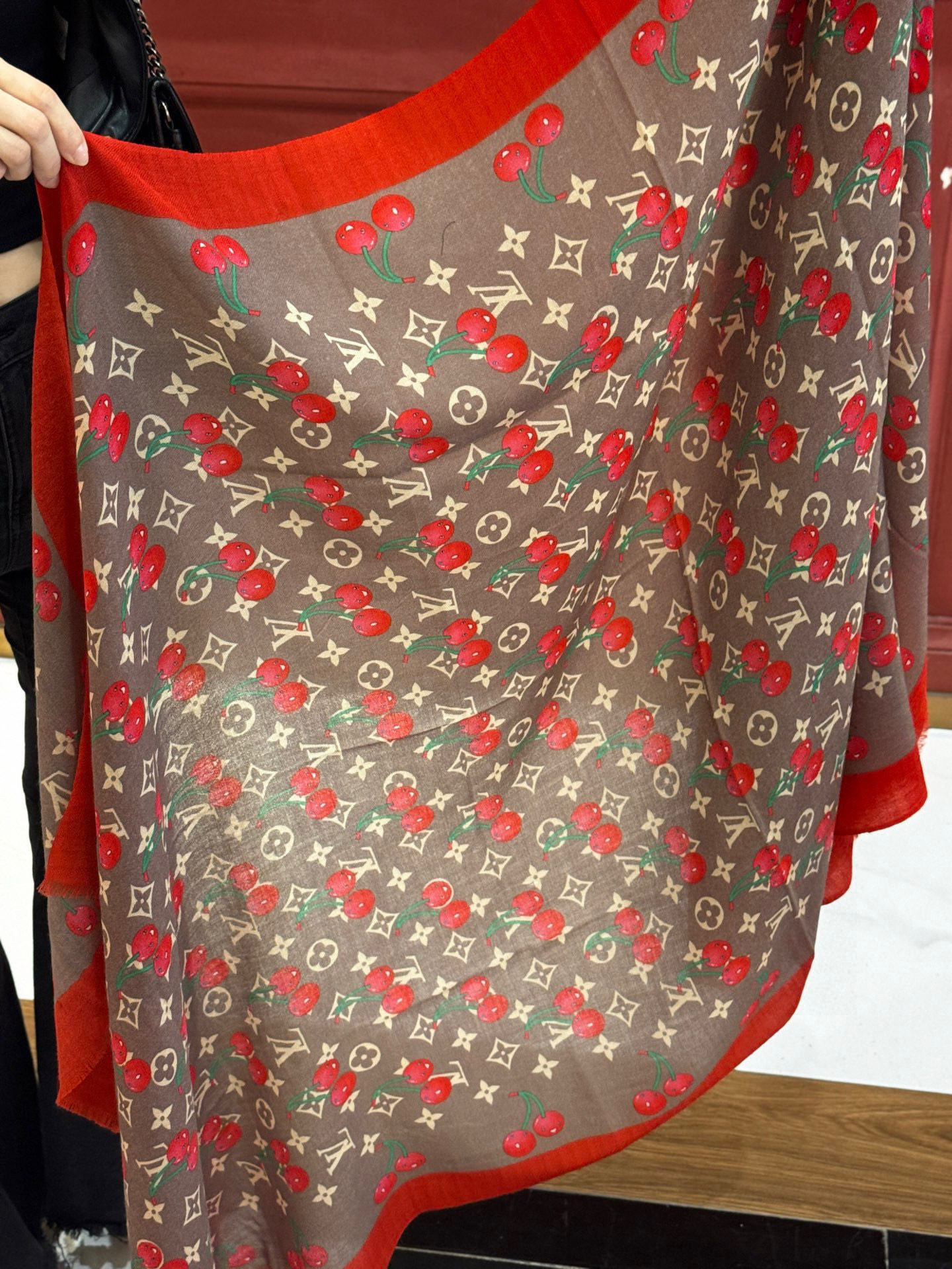 上新💕 🔥新款樱桃LV羊绒方巾 LV x TM Monogram Cerise 出自路易威登 x 村上隆
