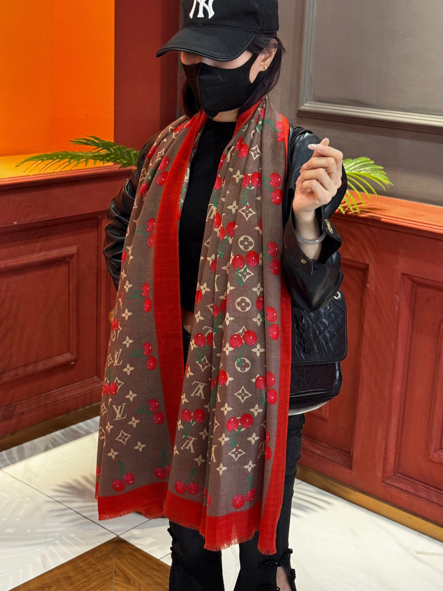 上新💕 🔥新款樱桃LV羊绒方巾 LV x TM Monogram Cerise 出自路易威登 x 村上隆