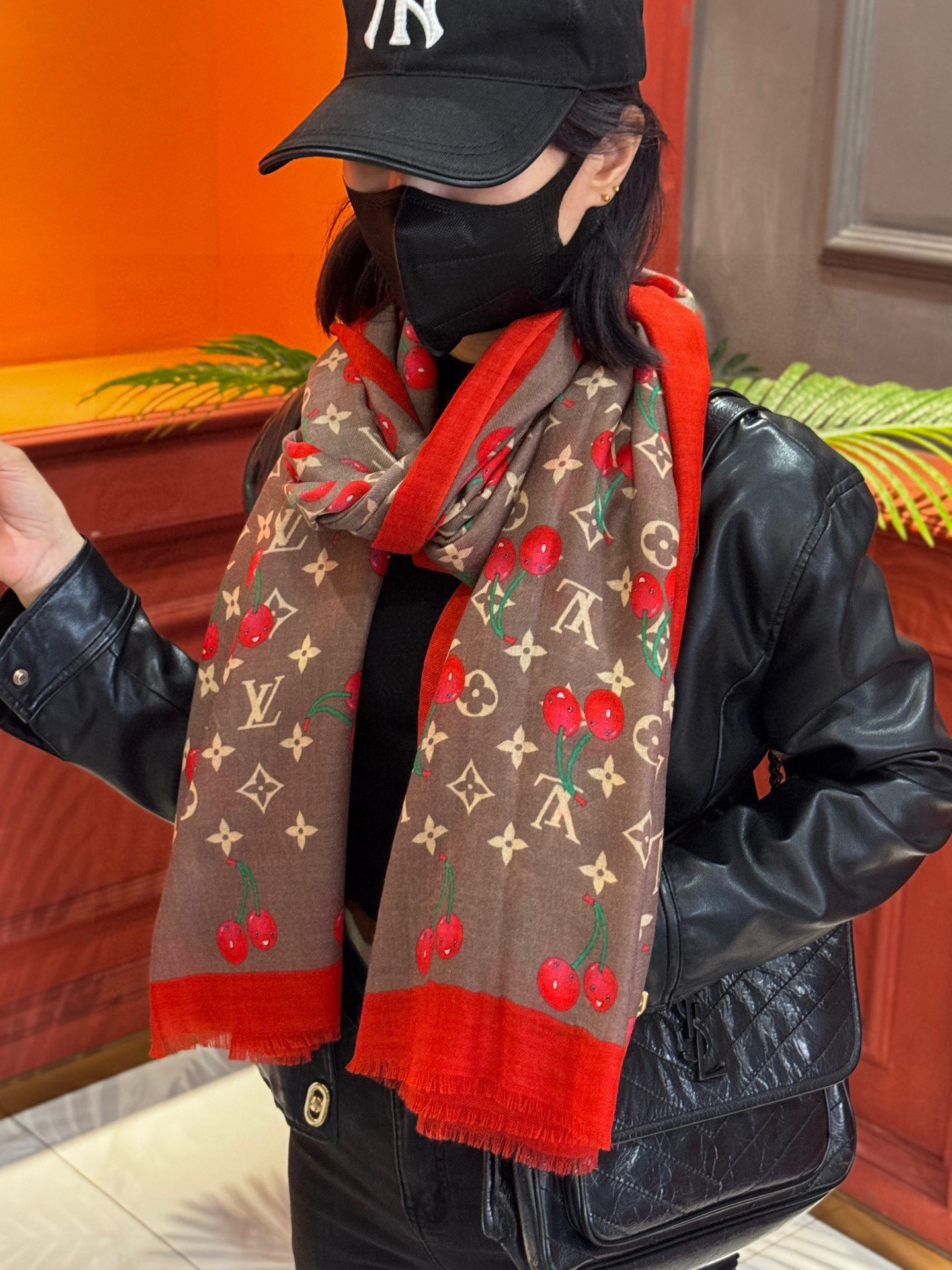 上新💕 🔥新款樱桃LV羊绒方巾 LV x TM Monogram Cerise 出自路易威登 x 村上隆