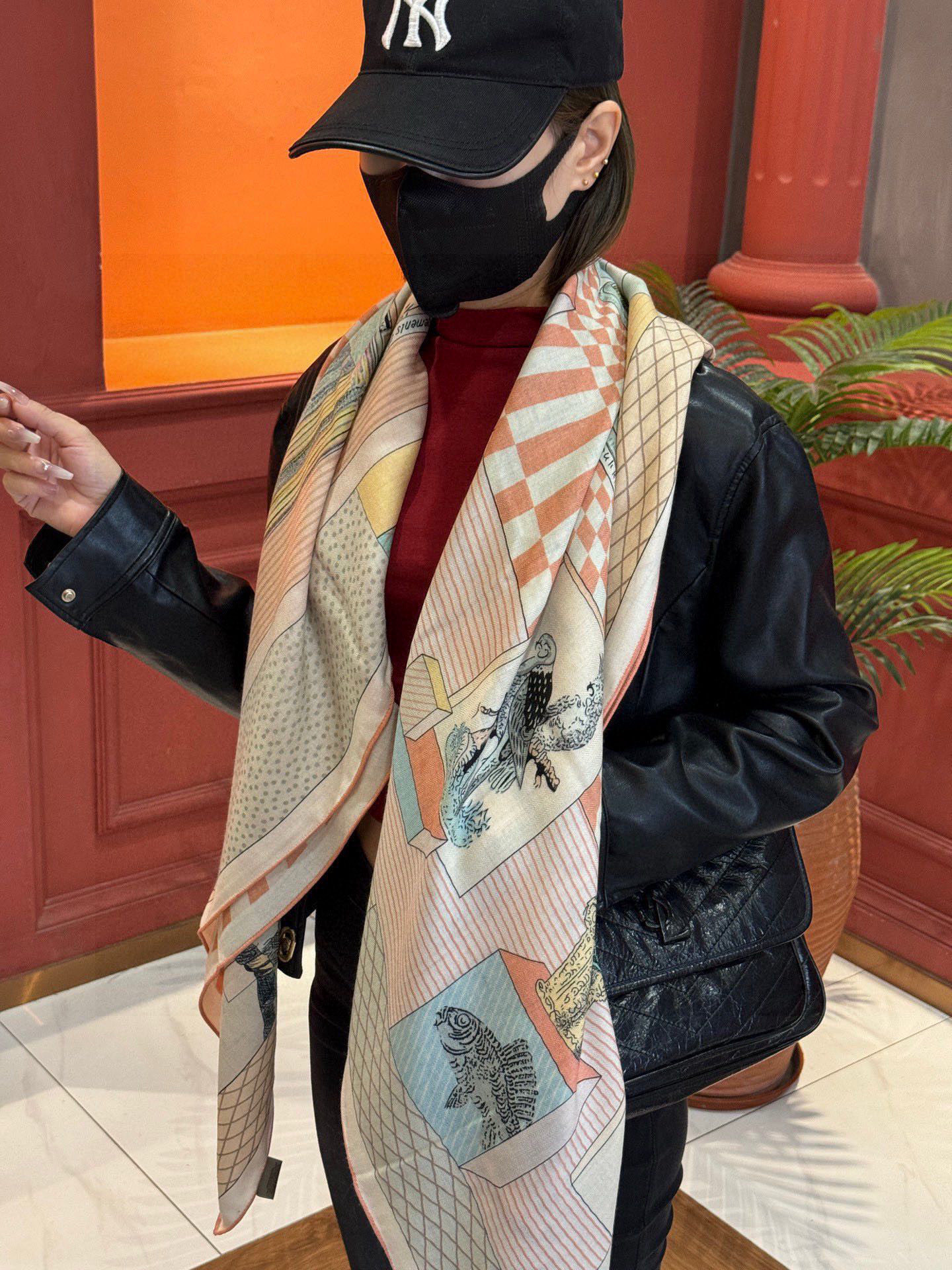 爱马仕新款双面同色 品名: 新型大剧院面料：丝绒尺寸：140*140 这款爱马仕点睛配饰可以多种方式佩戴