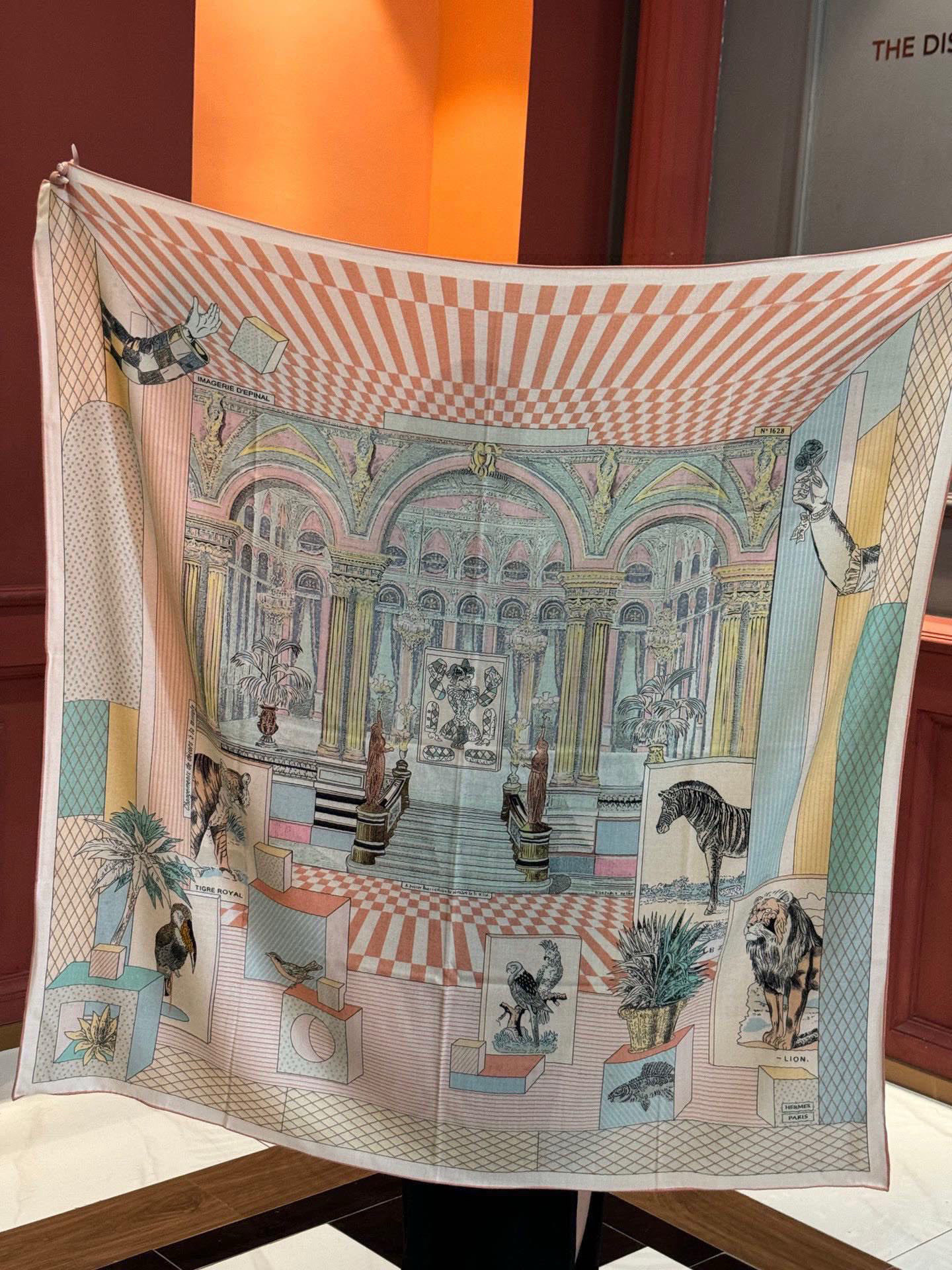 爱马仕新款双面同色 品名: 新型大剧院面料：丝绒尺寸：140*140 这款爱马仕点睛配饰可以多种方式佩戴