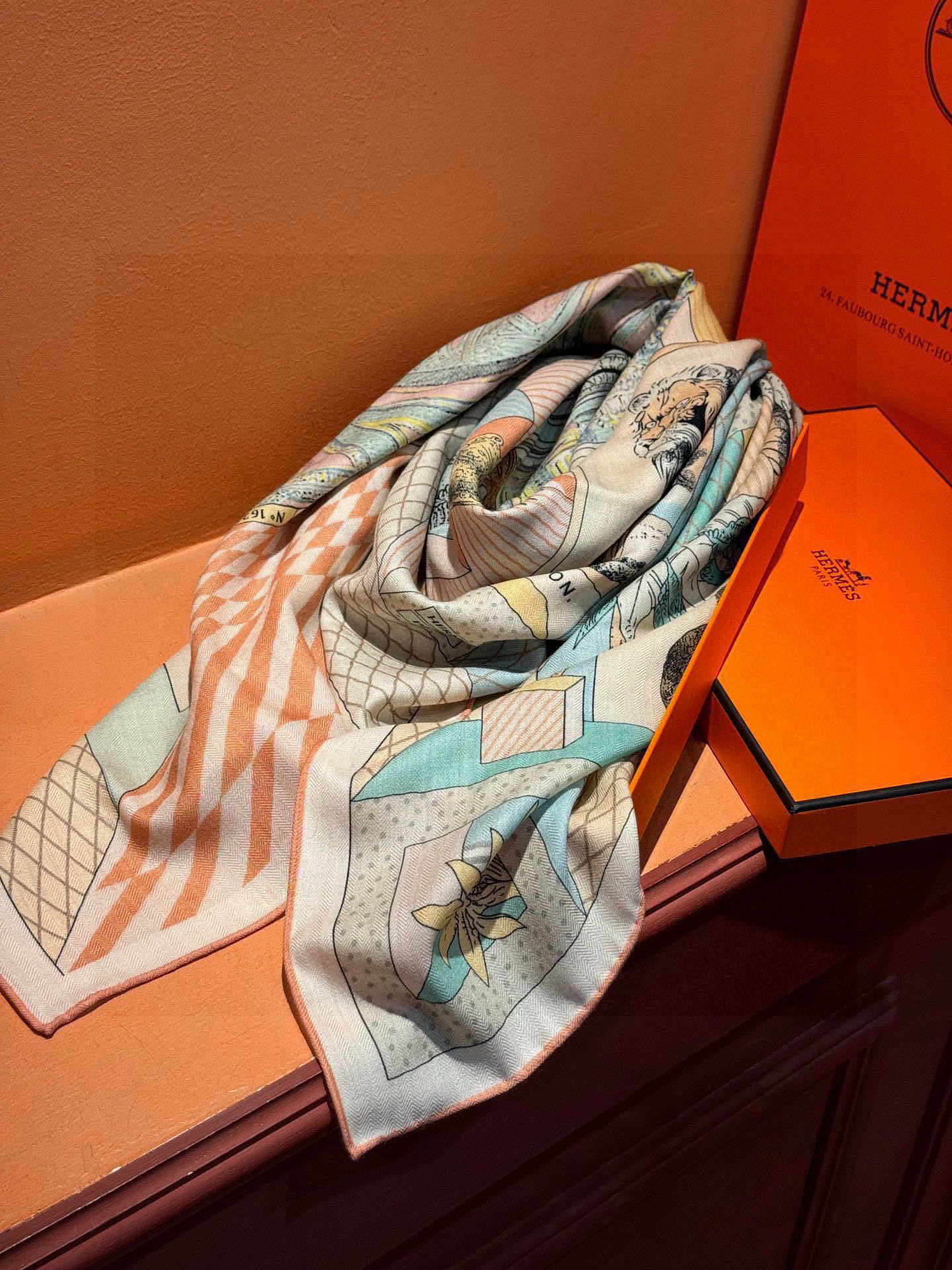 爱马仕新款双面同色 品名: 新型大剧院面料：丝绒尺寸：140*140 这款爱马仕点睛配饰可以多种方式佩戴