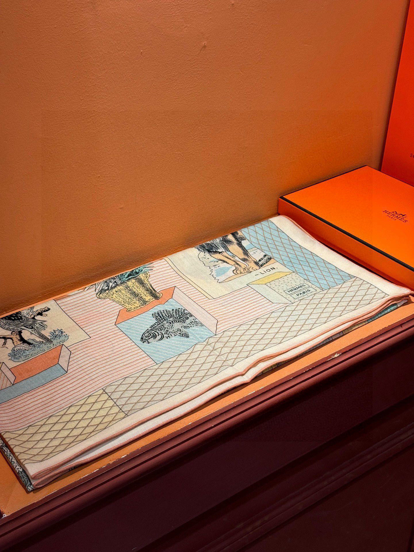 爱马仕新款双面同色 品名: 新型大剧院面料：丝绒尺寸：140*140 这款爱马仕点睛配饰可以多种方式佩戴