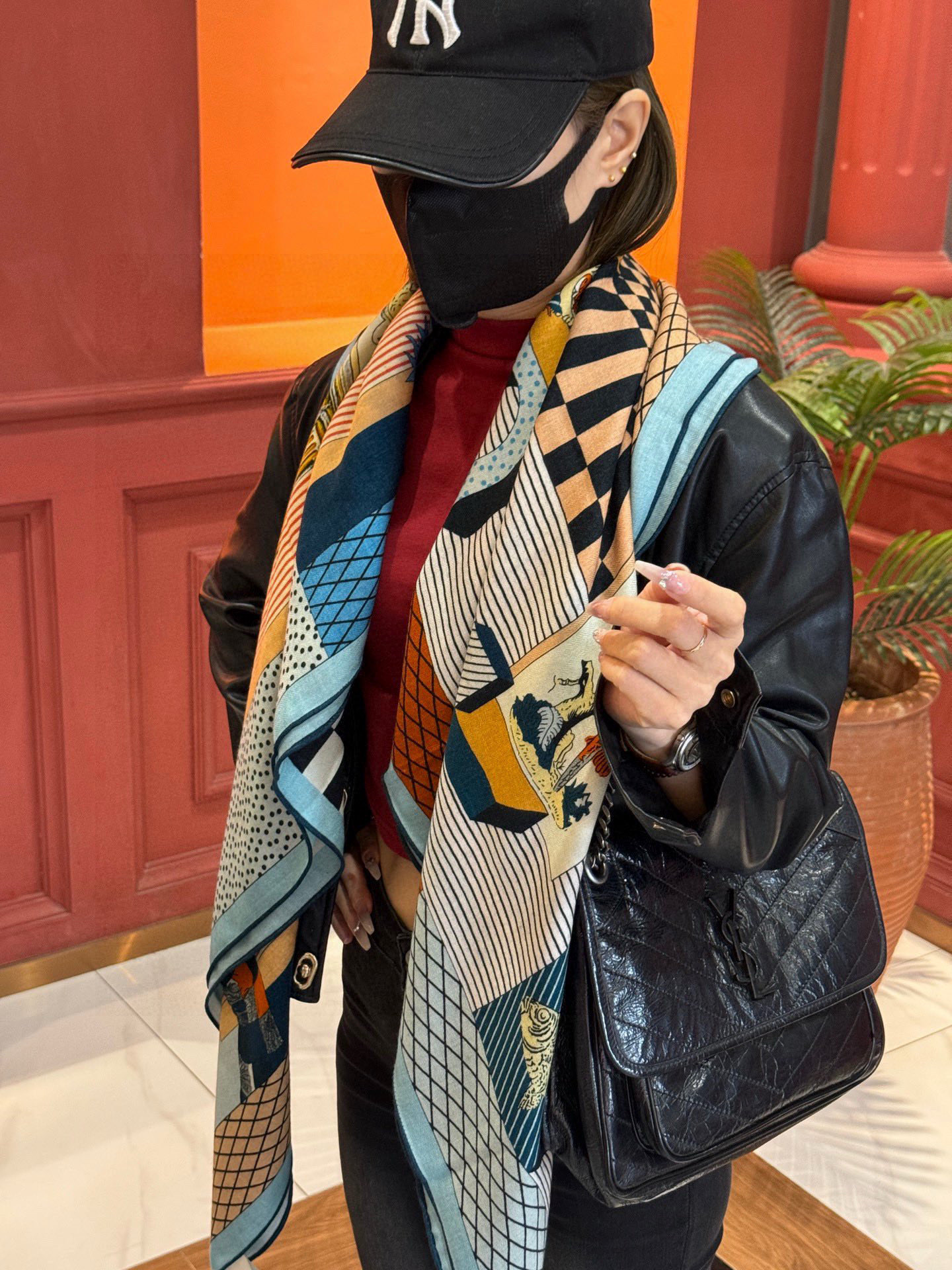 爱马仕新款双面同色 品名: 新型大剧院面料：丝绒尺寸：140*140 这款爱马仕点睛配饰可以多种方式佩戴