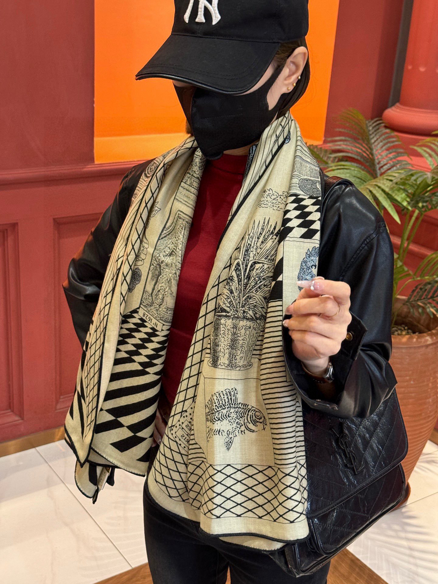 爱马仕新款双面同色 品名: 新型大剧院面料：丝绒尺寸：140*140 这款爱马仕点睛配饰可以多种方式佩戴