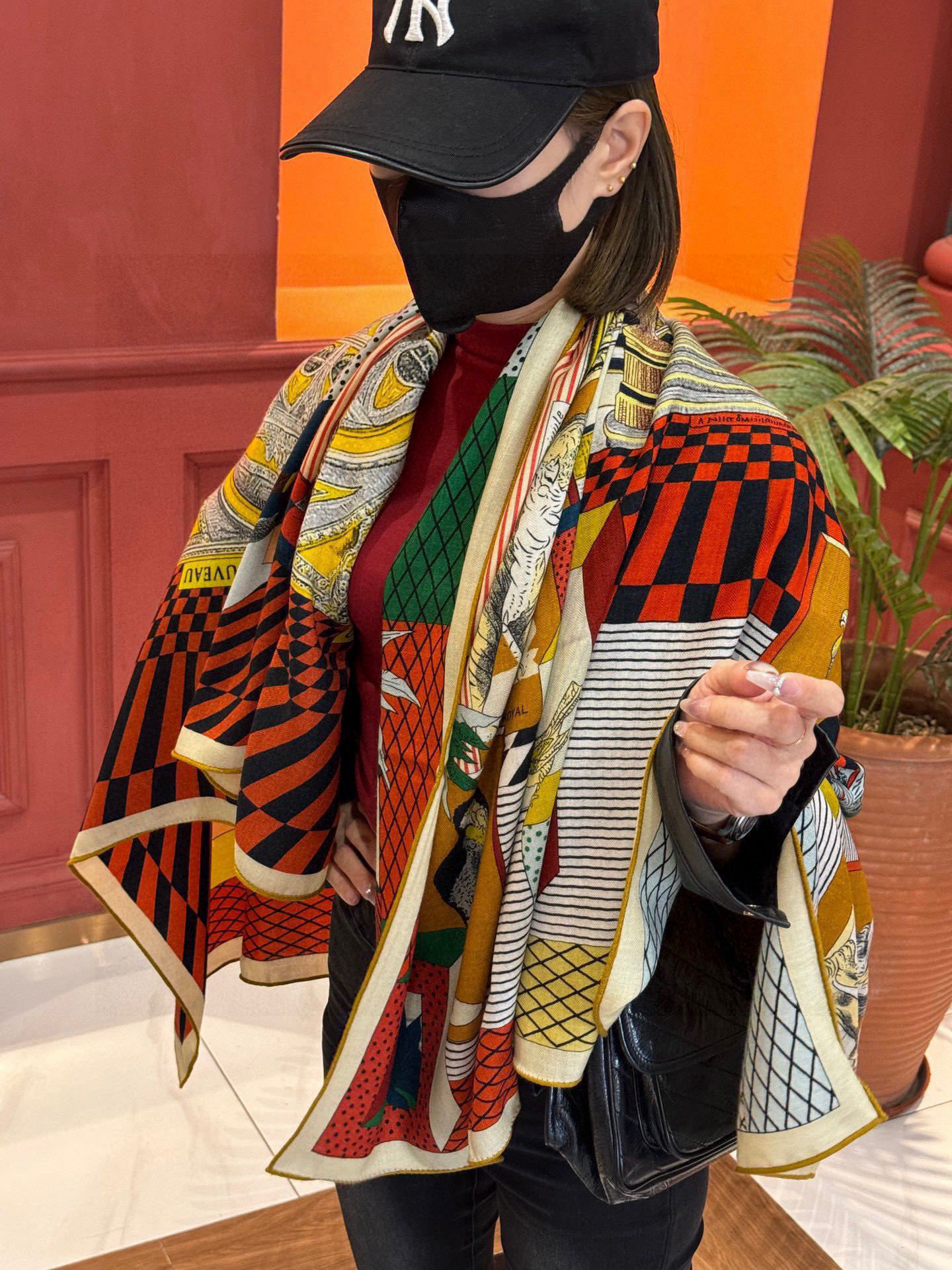 爱马仕新款双面同色 品名: 新型大剧院面料：丝绒尺寸：140*140 这款爱马仕点睛配饰可以多种方式佩戴