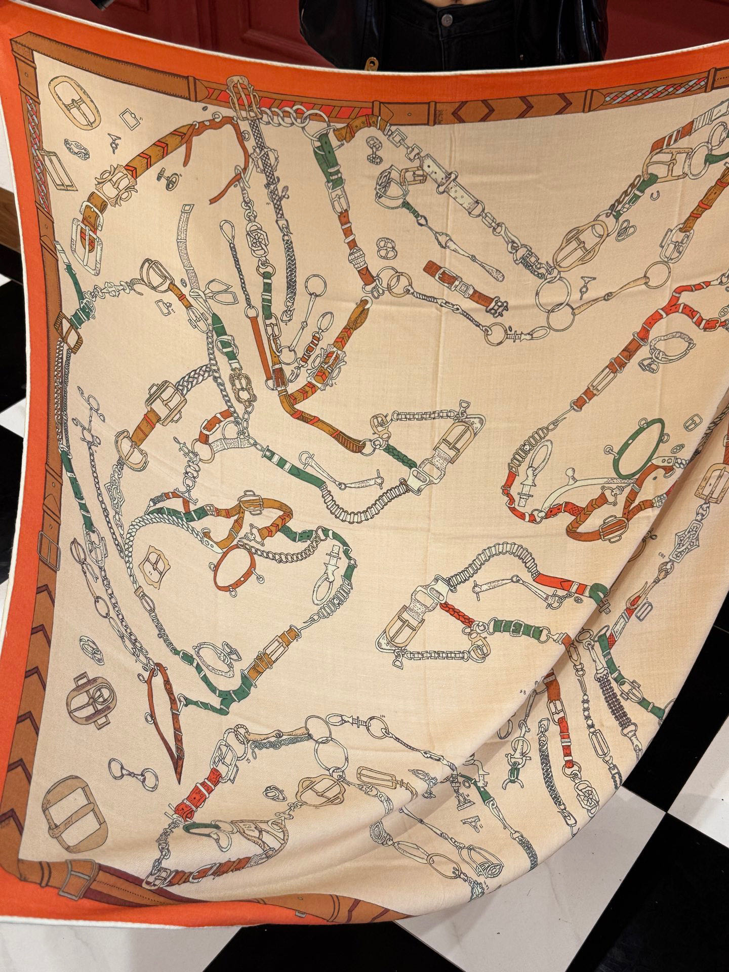 羊绒新款🆕👏👏买了都说好看‼️推荐💕爱马仕双面同色羊绒方巾【跃动的马儿双面同色140】，顶级工艺超值‼️