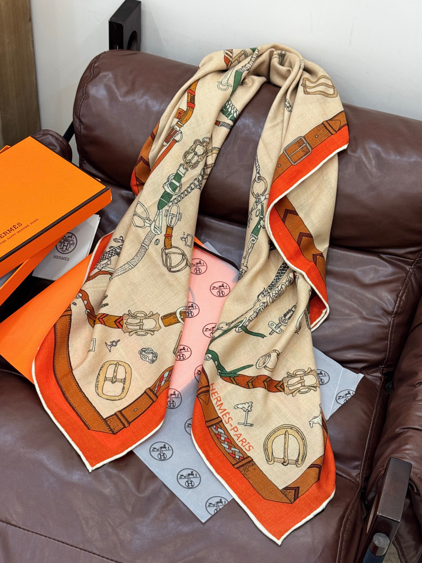 羊绒新款🆕👏👏买了都说好看‼️推荐💕爱马仕双面同色羊绒方巾【跃动的马儿双面同色140】，顶级工艺超值‼️