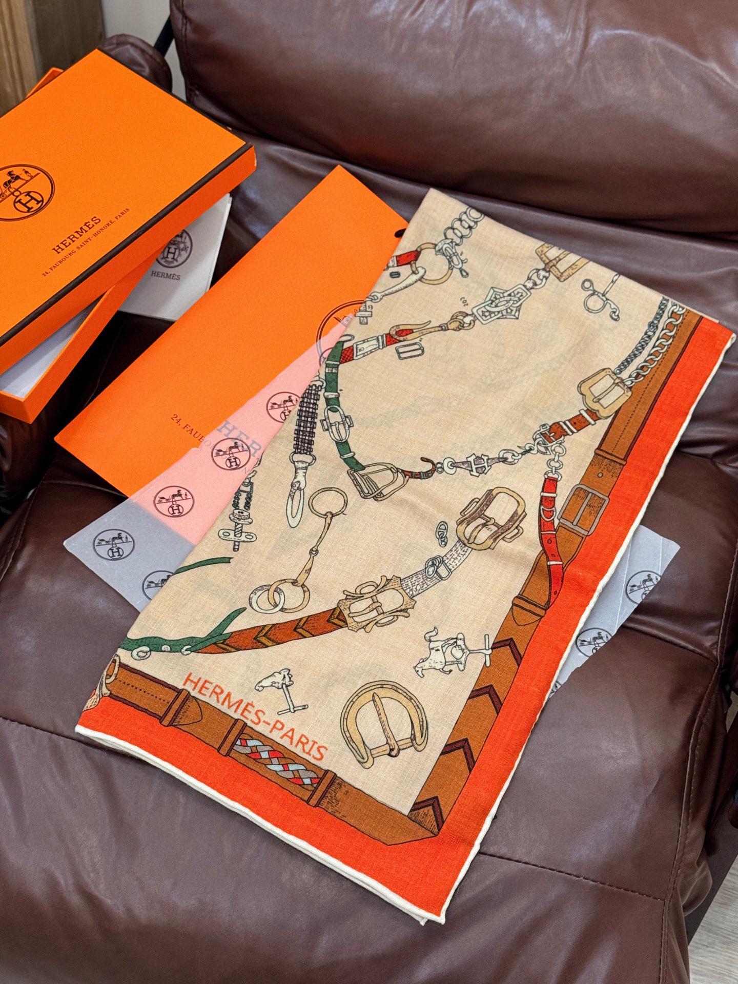 羊绒新款🆕👏👏买了都说好看‼️推荐💕爱马仕双面同色羊绒方巾【跃动的马儿双面同色140】，顶级工艺超值‼️