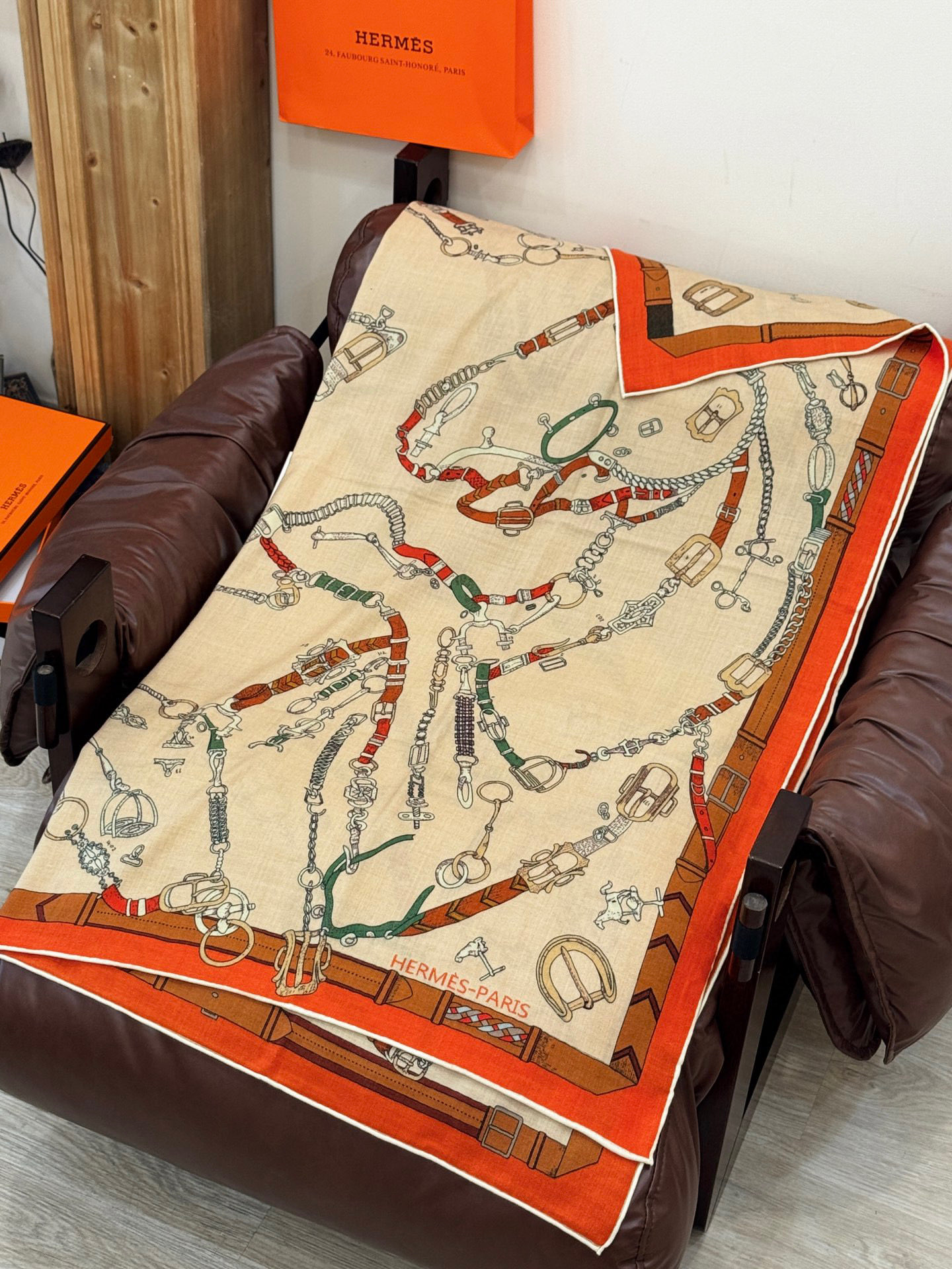 羊绒新款🆕👏👏买了都说好看‼️推荐💕爱马仕双面同色羊绒方巾【跃动的马儿双面同色140】，顶级工艺超值‼️